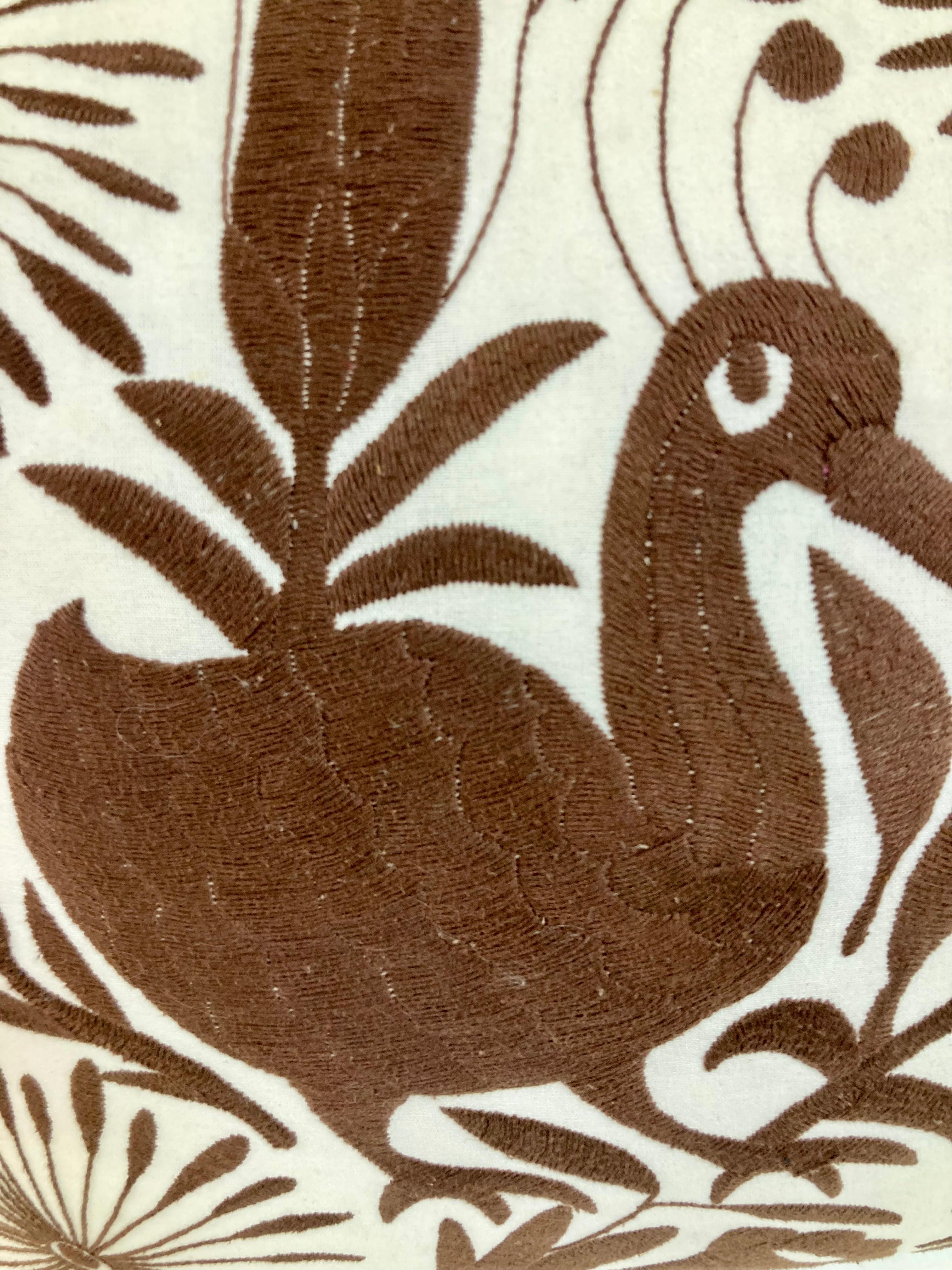 Coussin jetable en forme d'oiseau brodé à la main en Crewel Work Brown - 2 en vente 4