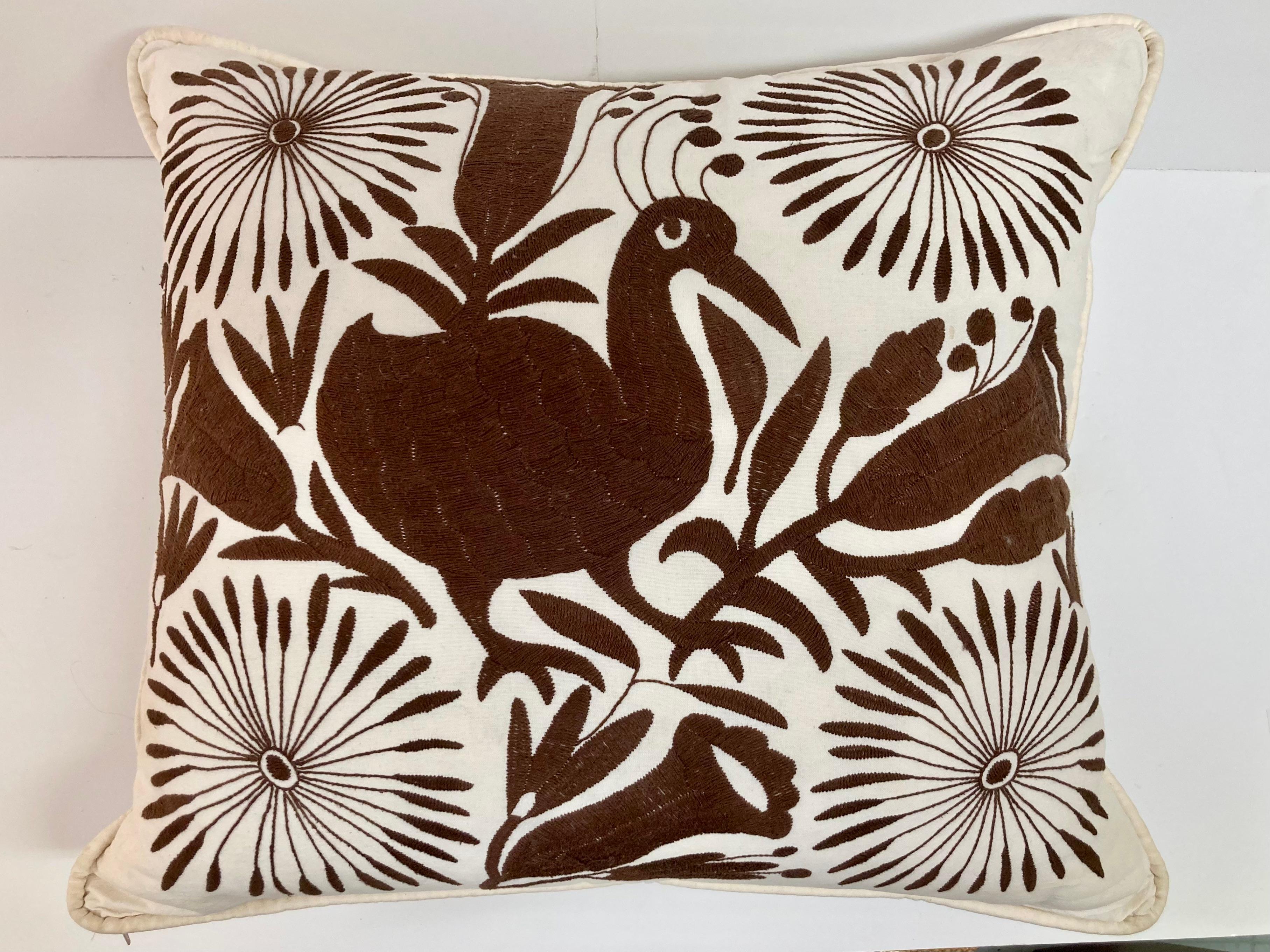 Moderne Coussin jetable en forme d'oiseau brodé à la main en Crewel Work Brown - 2 en vente