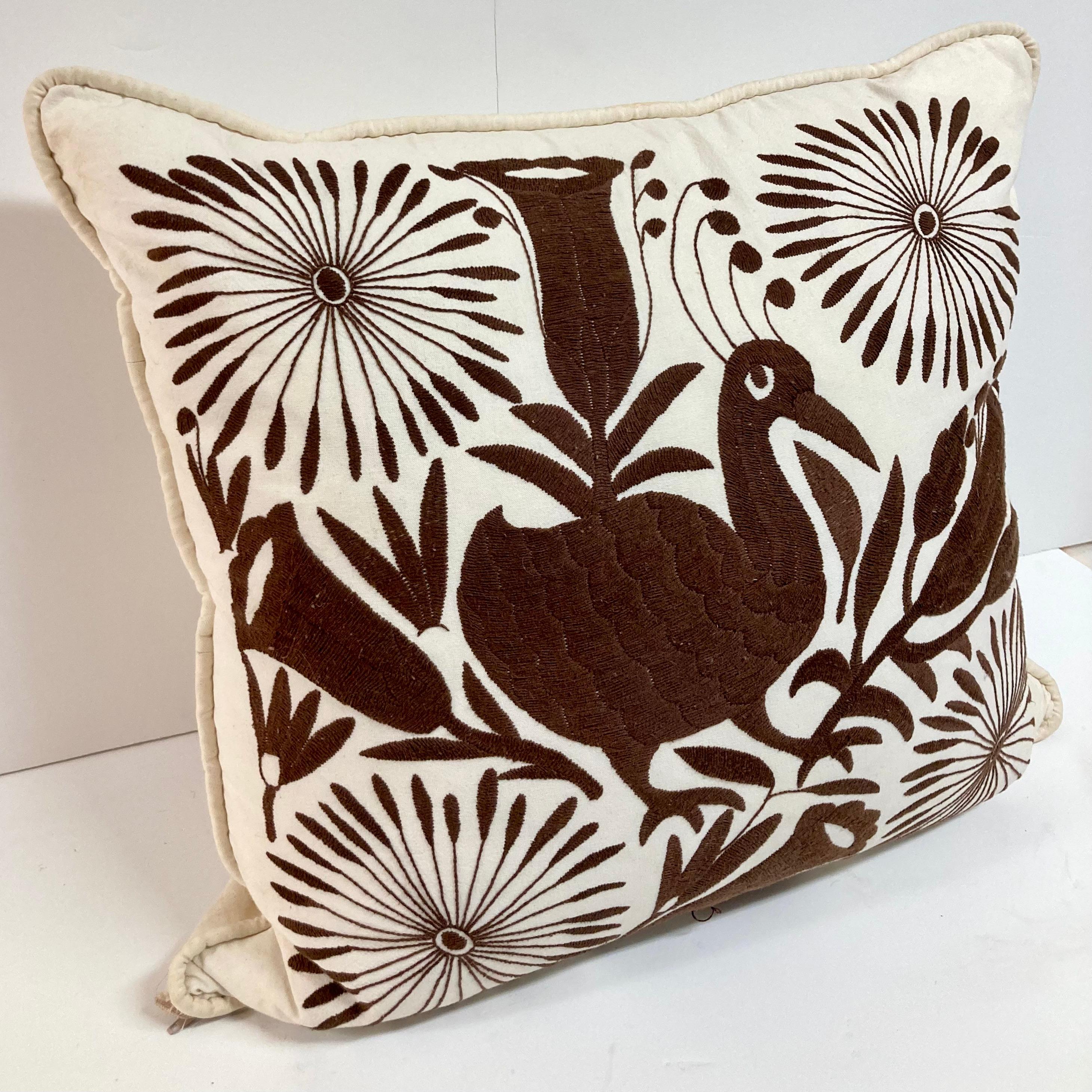 Américain Coussin jetable en forme d'oiseau brodé à la main en Crewel Work Brown - 2 en vente