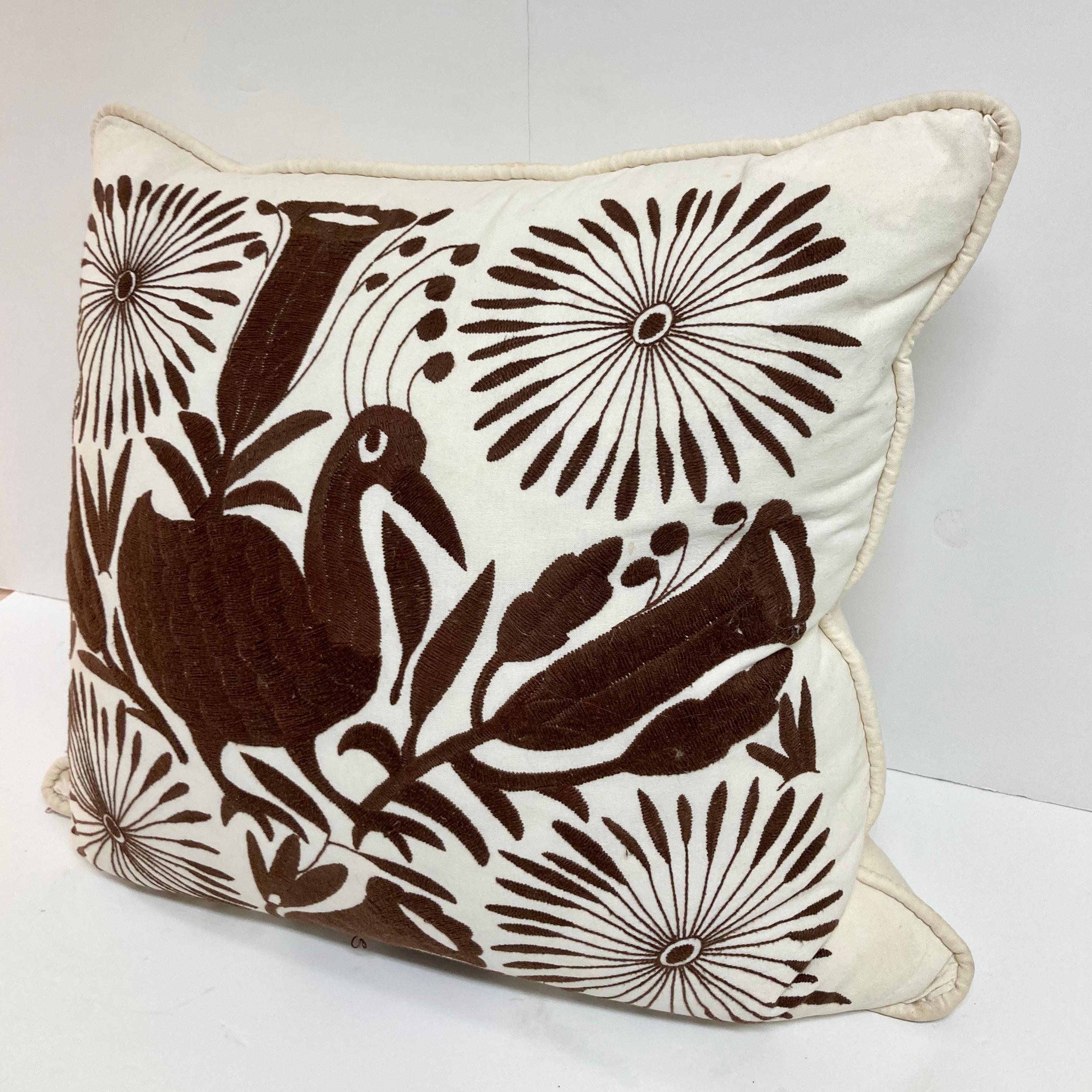 Coussin jetable en forme d'oiseau brodé à la main en Crewel Work Brown - 2 Bon état - En vente à Los Angeles, CA