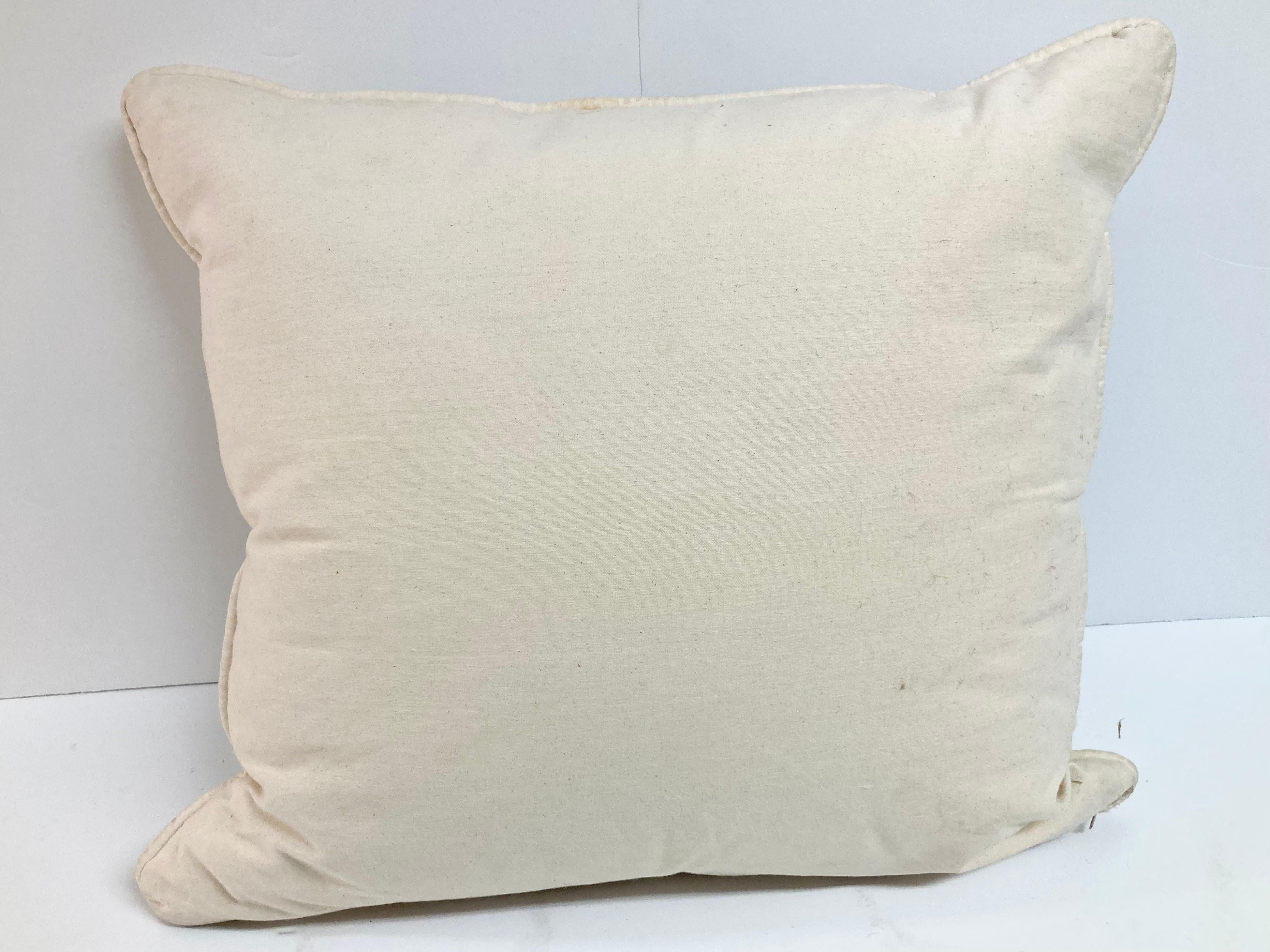 Milieu du XXe siècle Coussin jetable en forme d'oiseau brodé à la main en Crewel Work Brown - 2 en vente