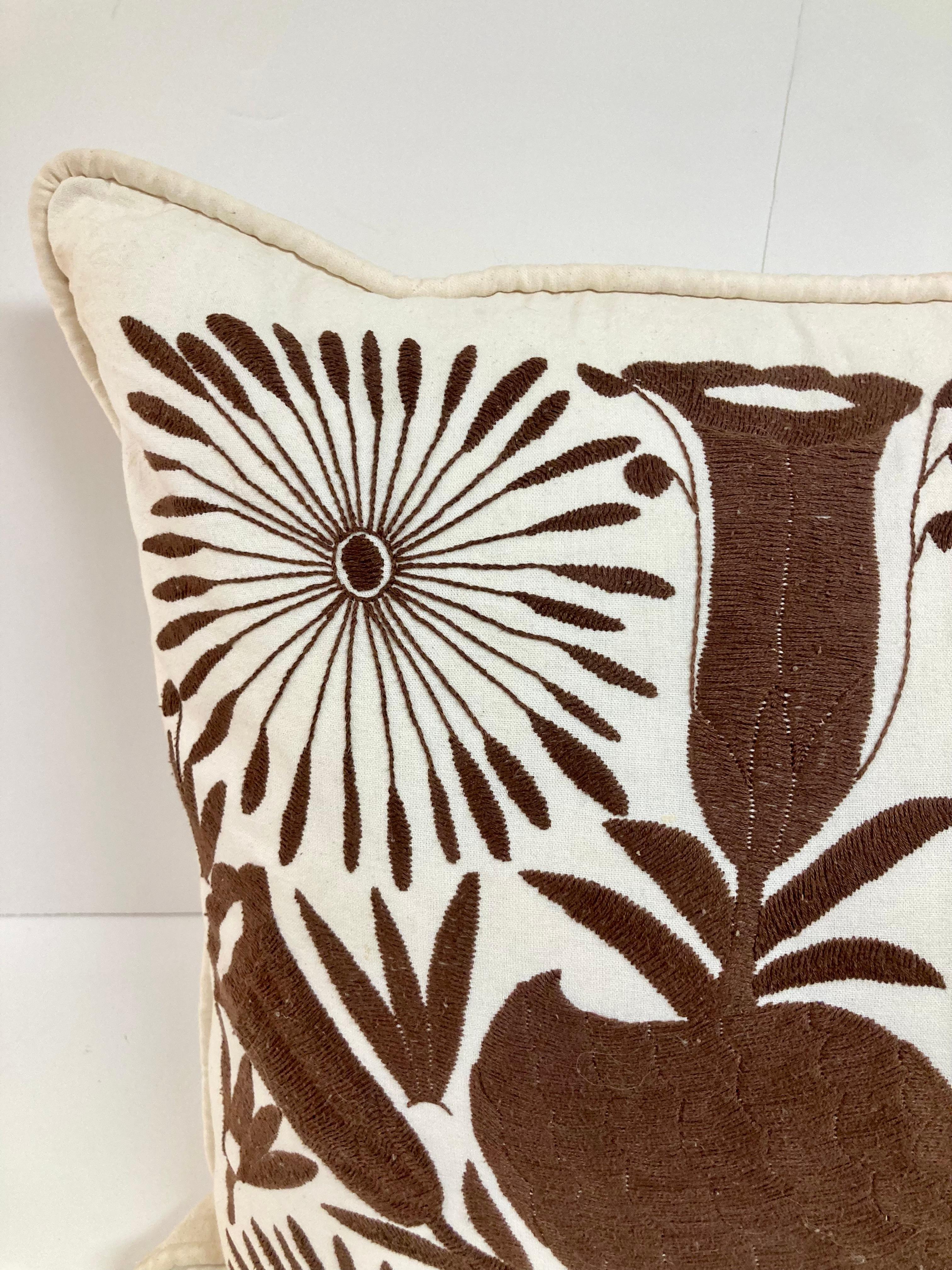 Coton Coussin jetable en forme d'oiseau brodé à la main en Crewel Work Brown - 2 en vente