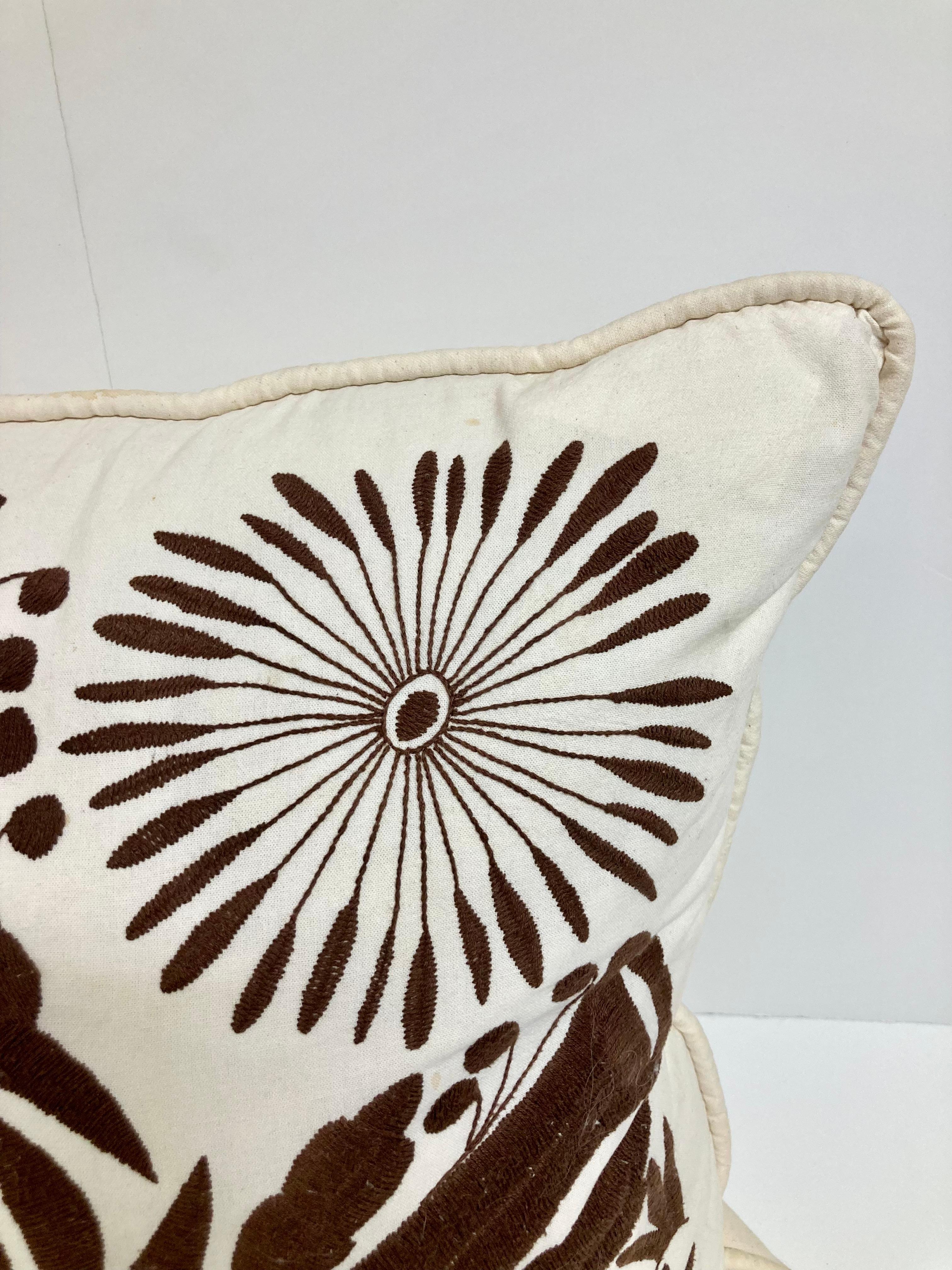 Coussin jetable en forme d'oiseau brodé à la main en Crewel Work Brown - 2 en vente 1