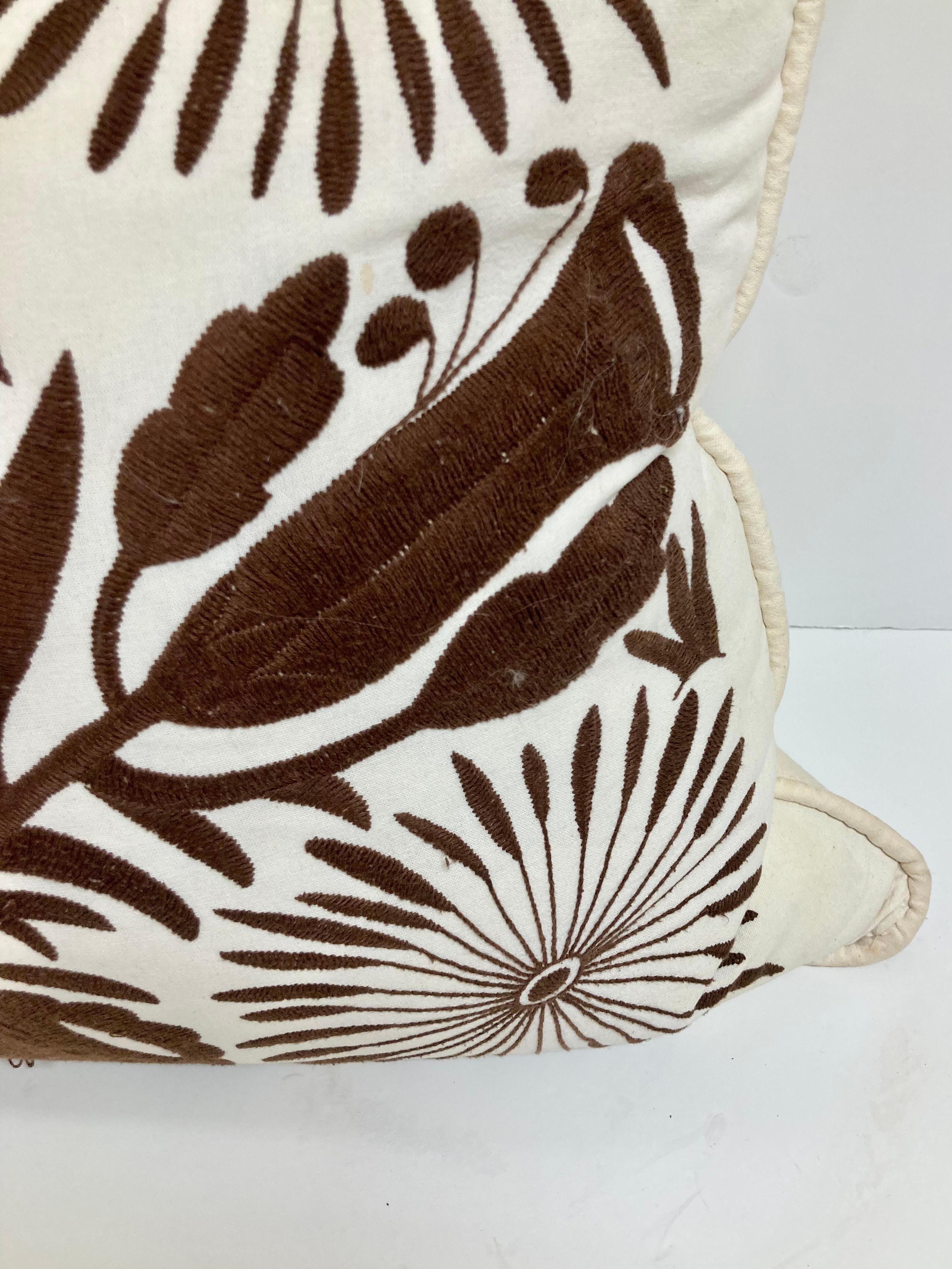 Coussin jetable en forme d'oiseau brodé à la main en Crewel Work Brown - 2 en vente 2