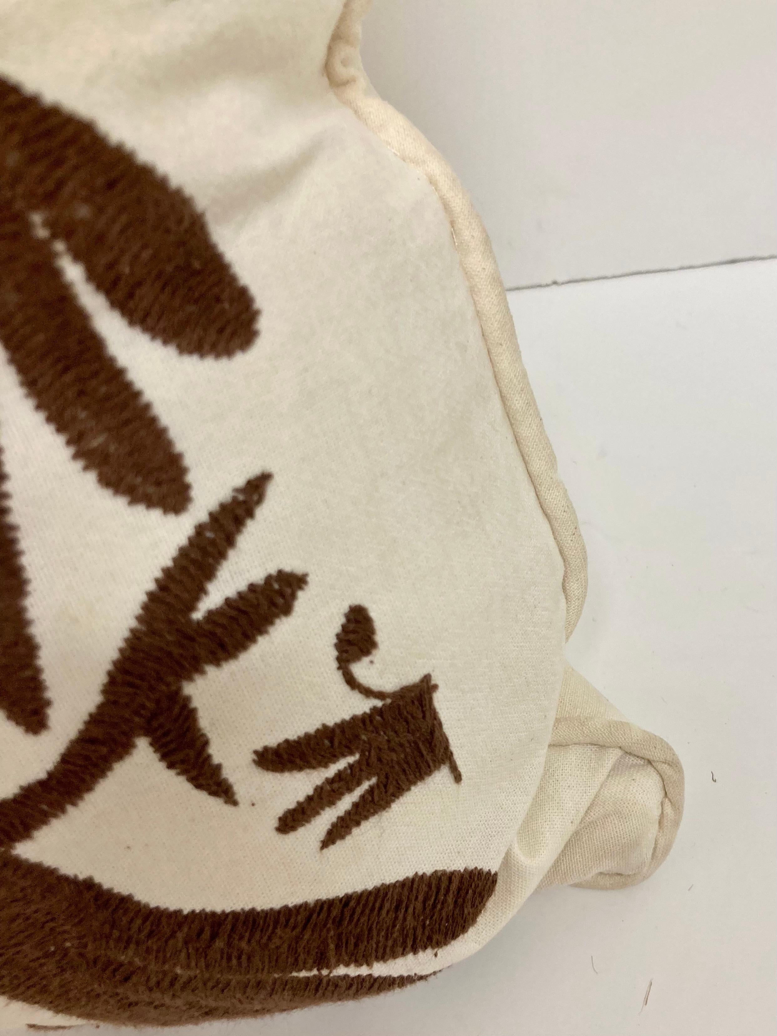 Coussin jetable brodé à la main d'oiseaux marrons en Crewel Work - 2 en vente 3