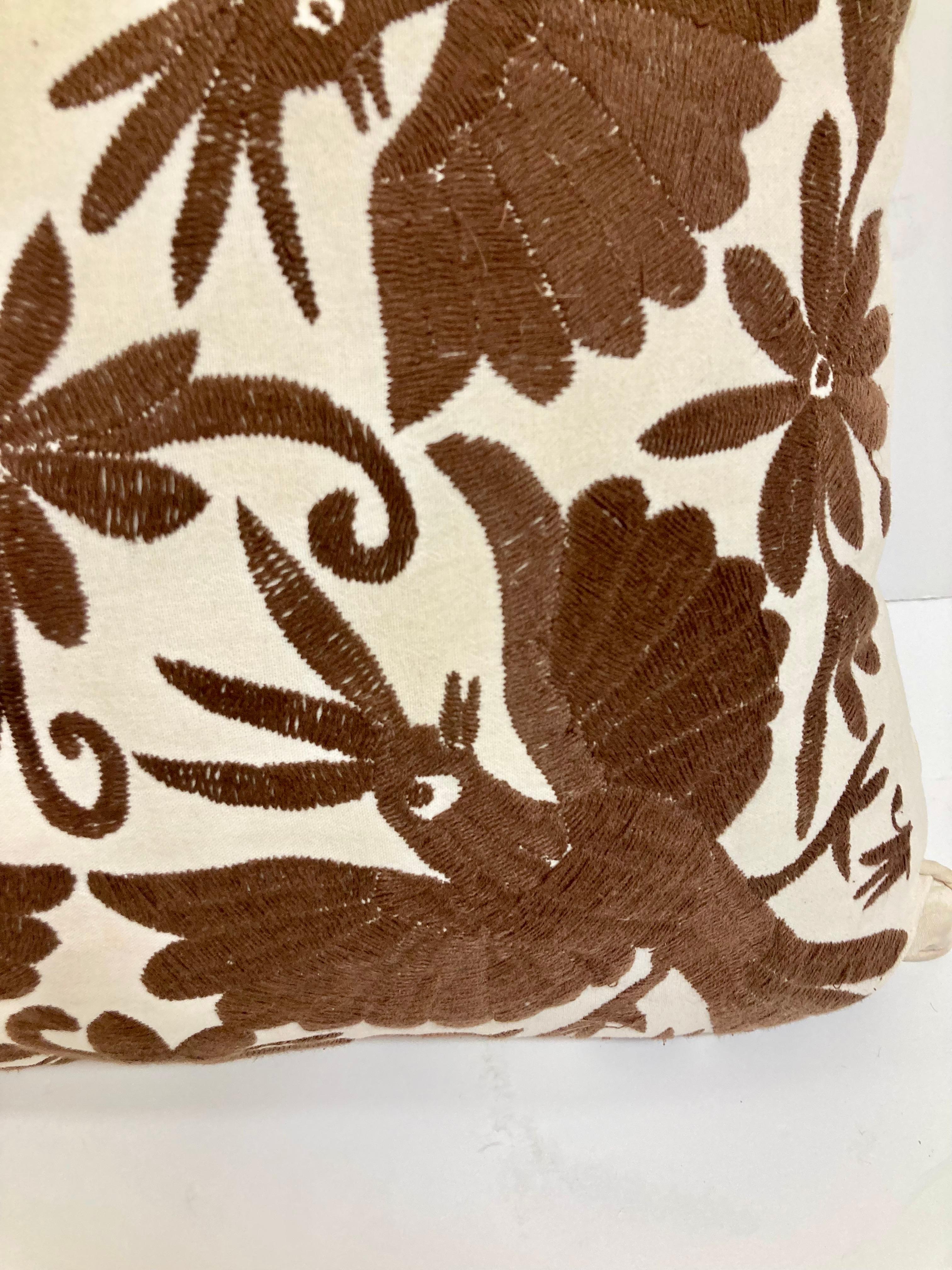Coussin jetable brodé à la main d'oiseaux marrons en Crewel Work - 2 en vente 4