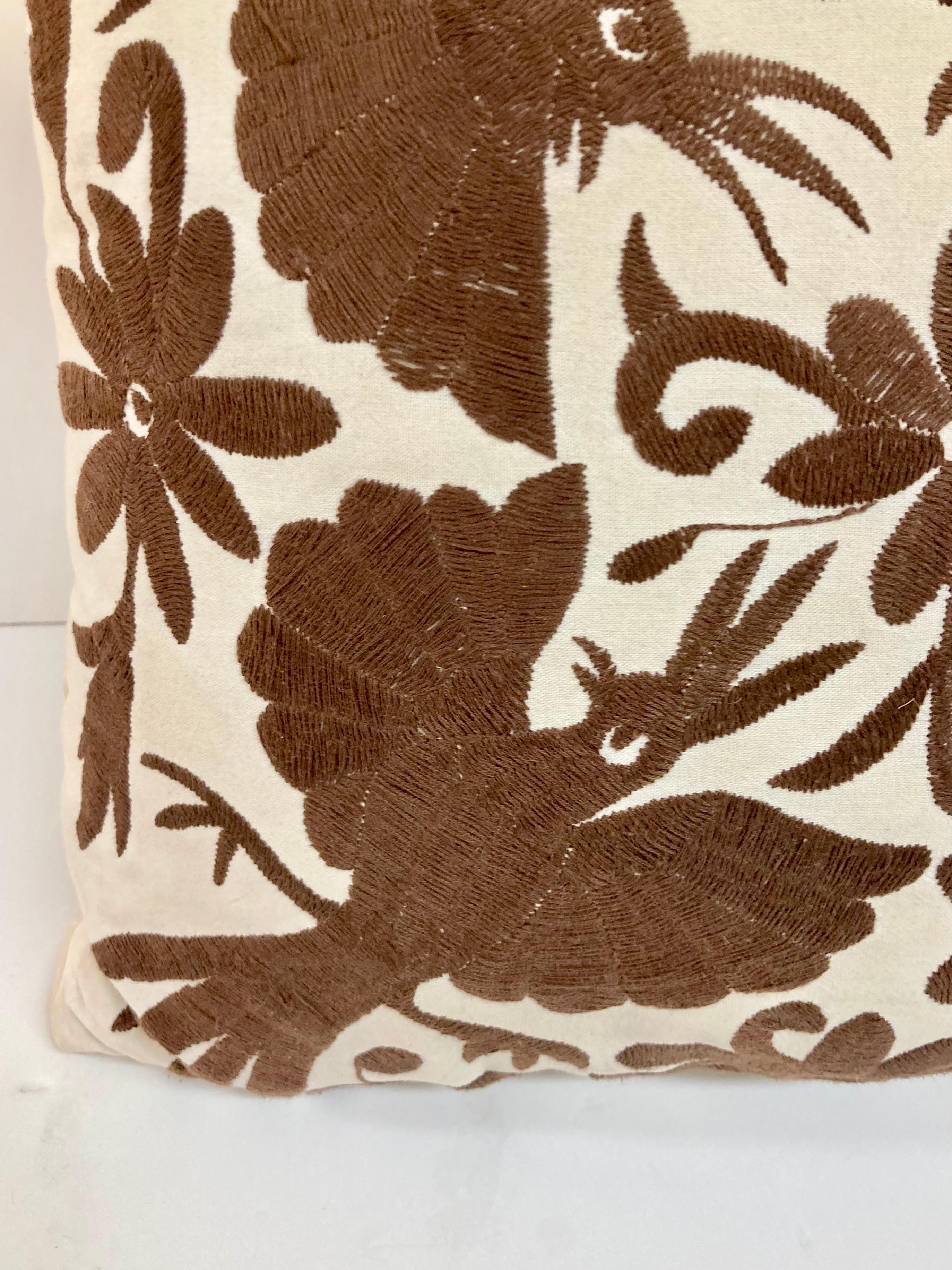 Coussin jetable brodé à la main d'oiseaux marrons en Crewel Work - 2 en vente 5