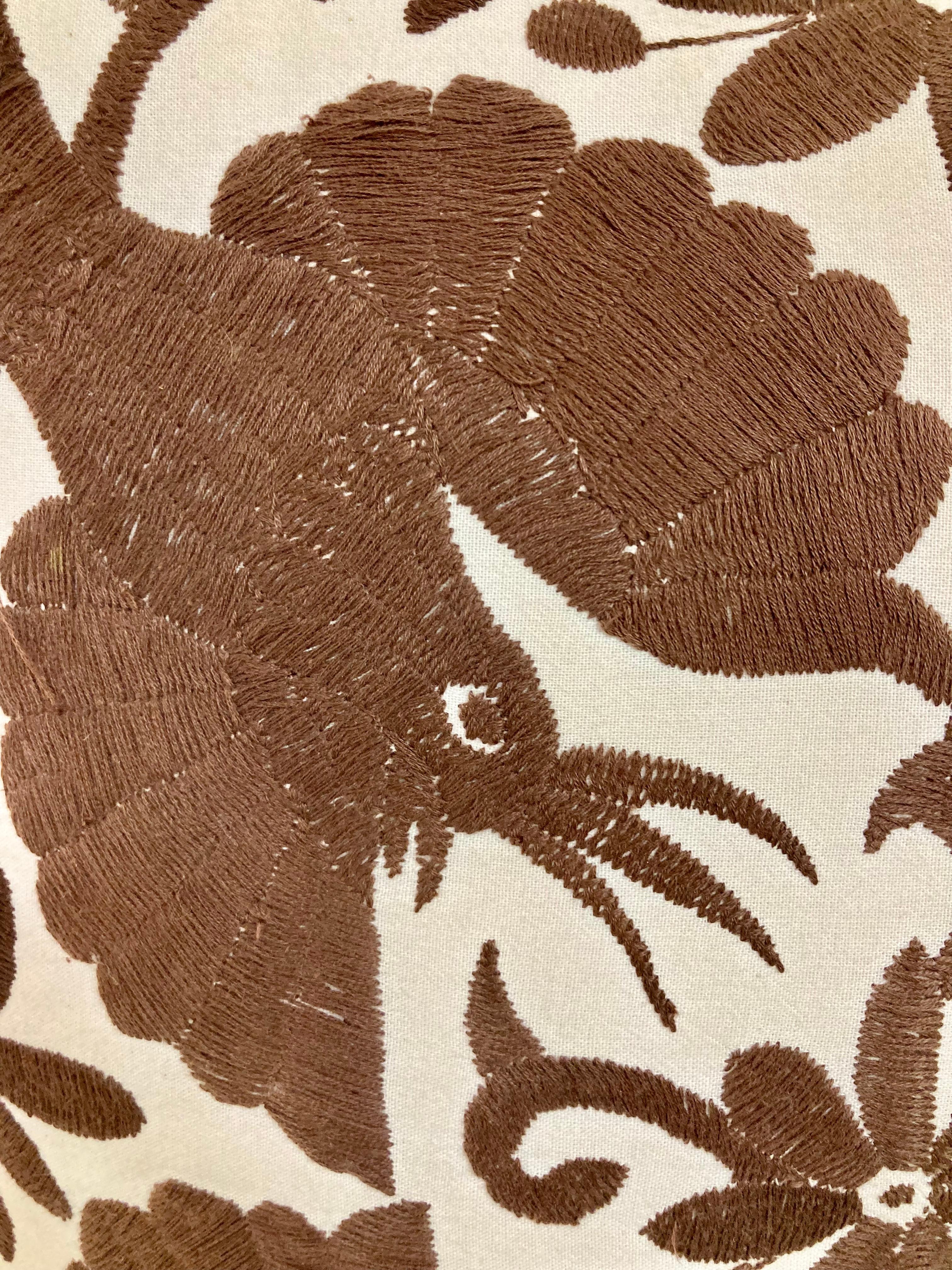 Coussin jetable brodé à la main d'oiseaux marrons en Crewel Work - 2 en vente 6