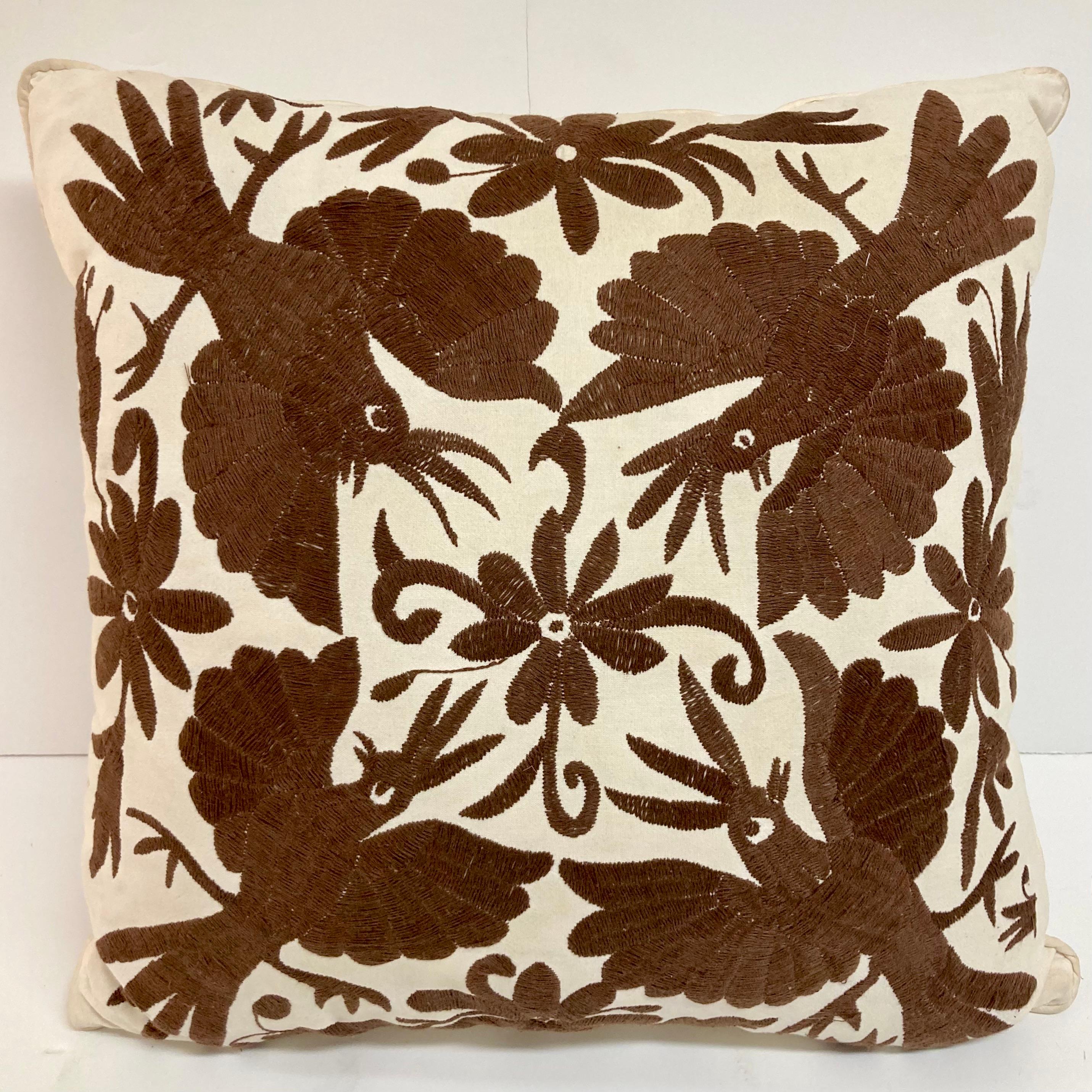 Magnifique coussin en tissu brodé à la main d'oiseaux bruns sur fond naturel. Nous avons un oreiller similaire disponible, ainsi que 2 oreillers avec un seul motif d'oiseau. Collectionnez les 4 coussins similaires.