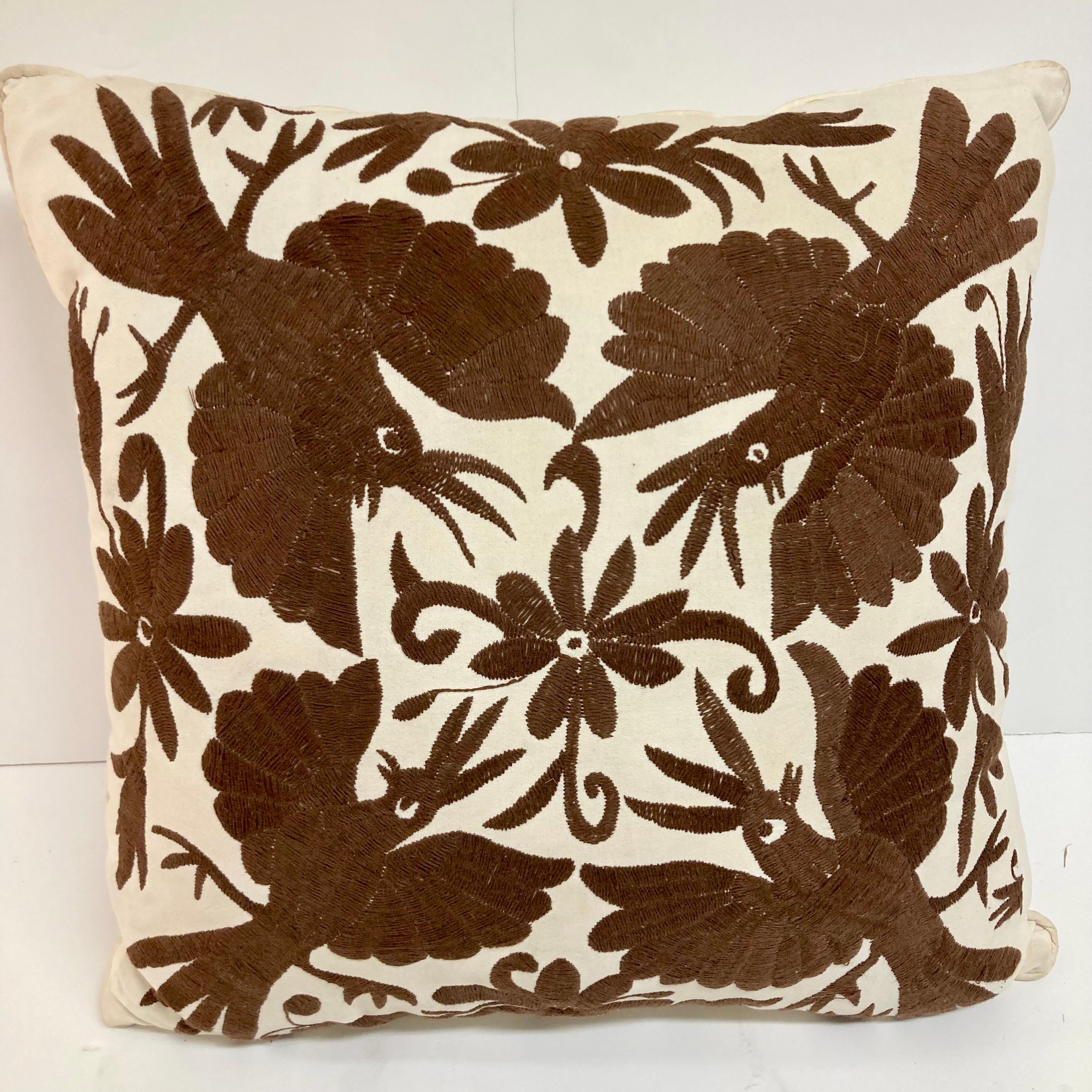 Moderne Coussin jetable brodé à la main d'oiseaux marrons en Crewel Work - 2 en vente