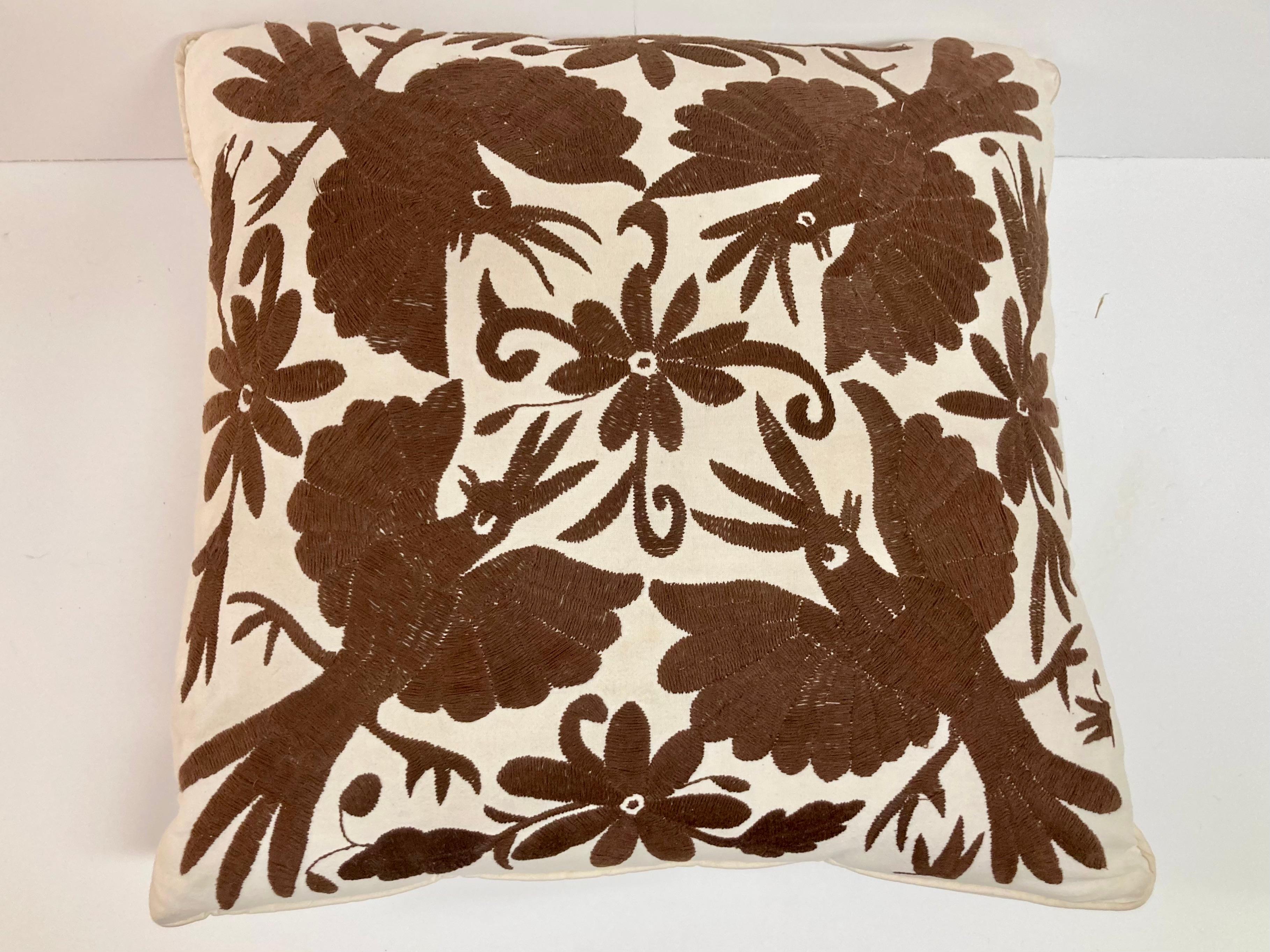 Américain Coussin jetable brodé à la main d'oiseaux marrons en Crewel Work - 2 en vente