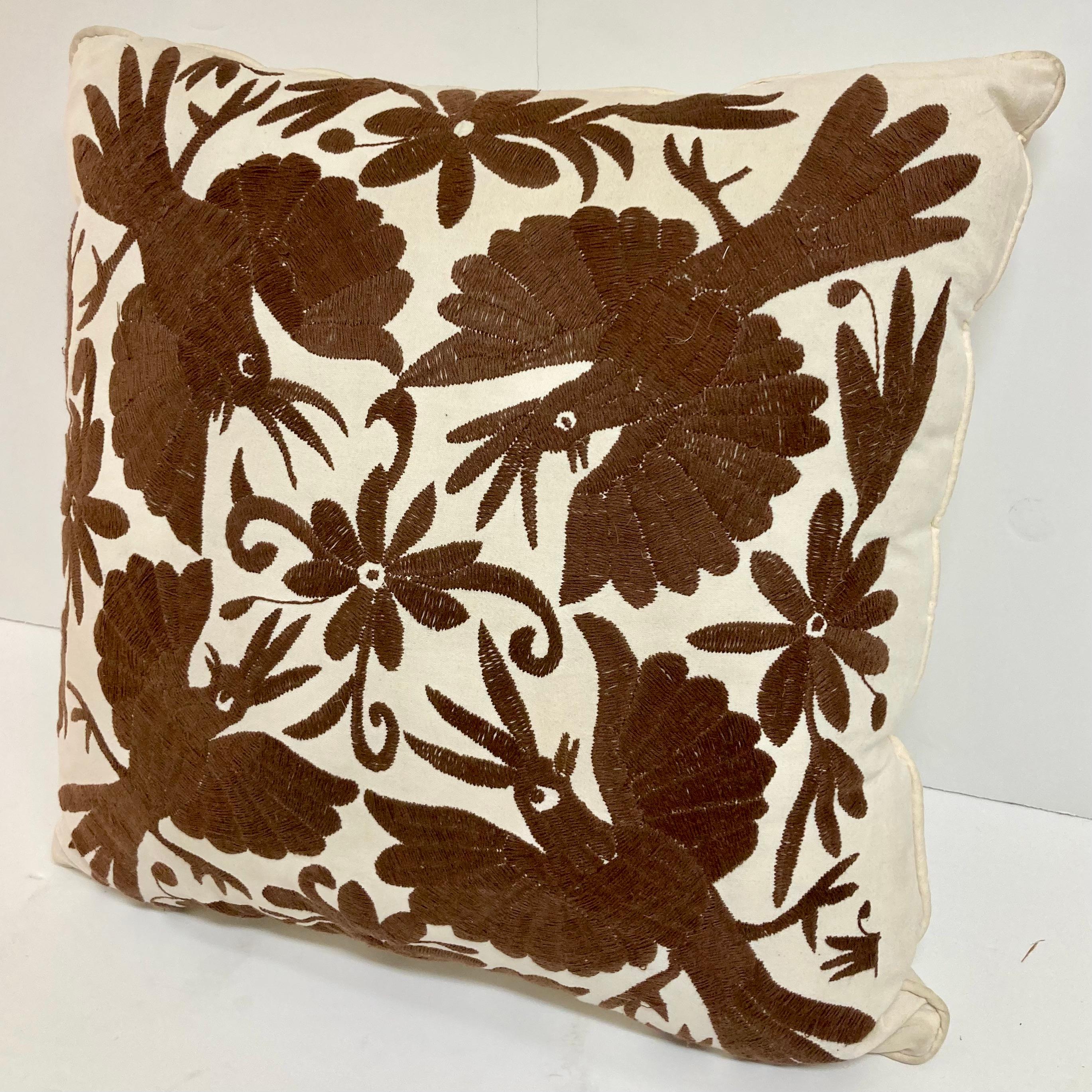 Fin du 20e siècle Coussin jetable brodé à la main d'oiseaux marrons en Crewel Work - 2 en vente