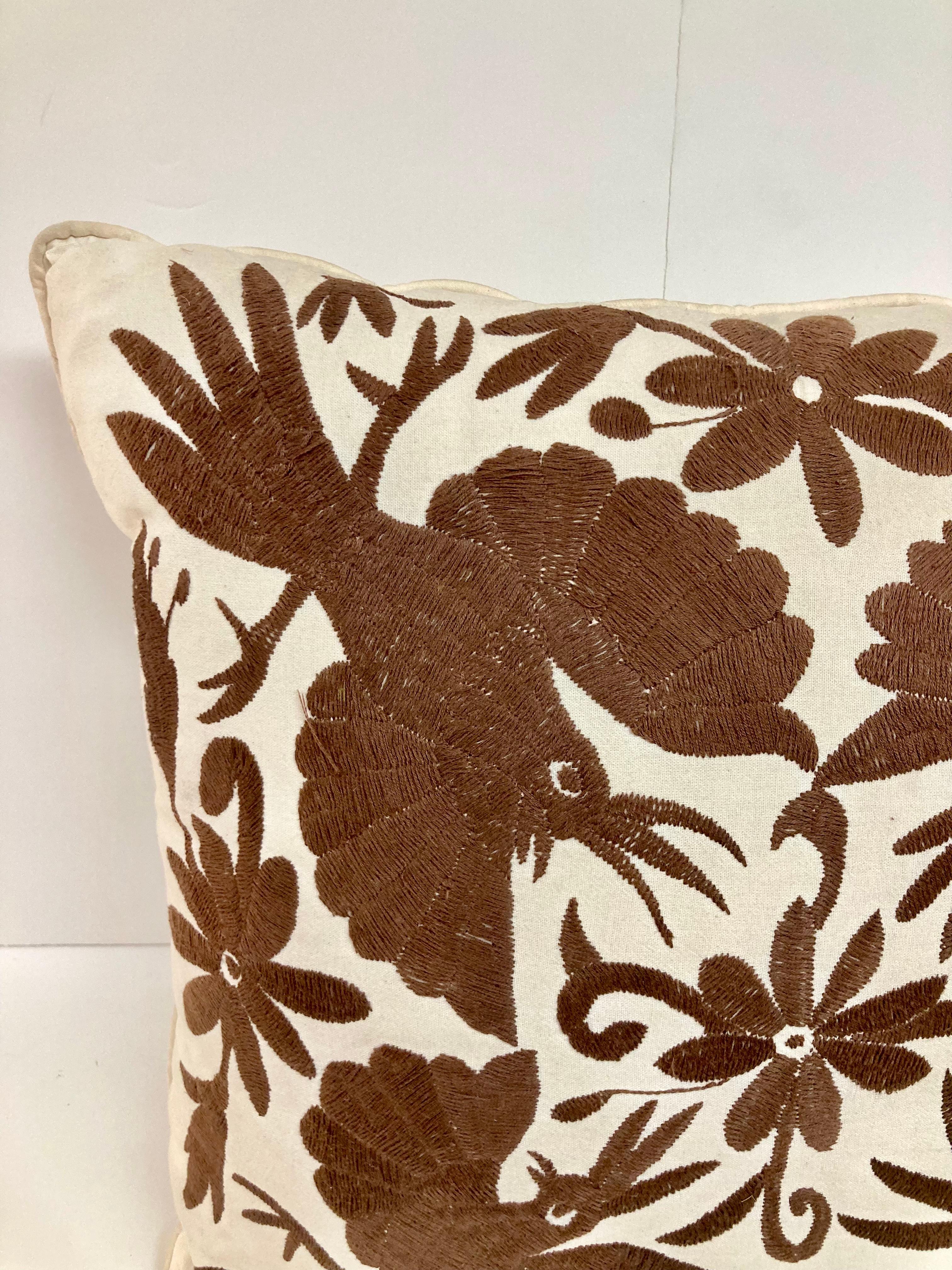 Coussin jetable brodé à la main d'oiseaux marrons en Crewel Work - 2 en vente 1
