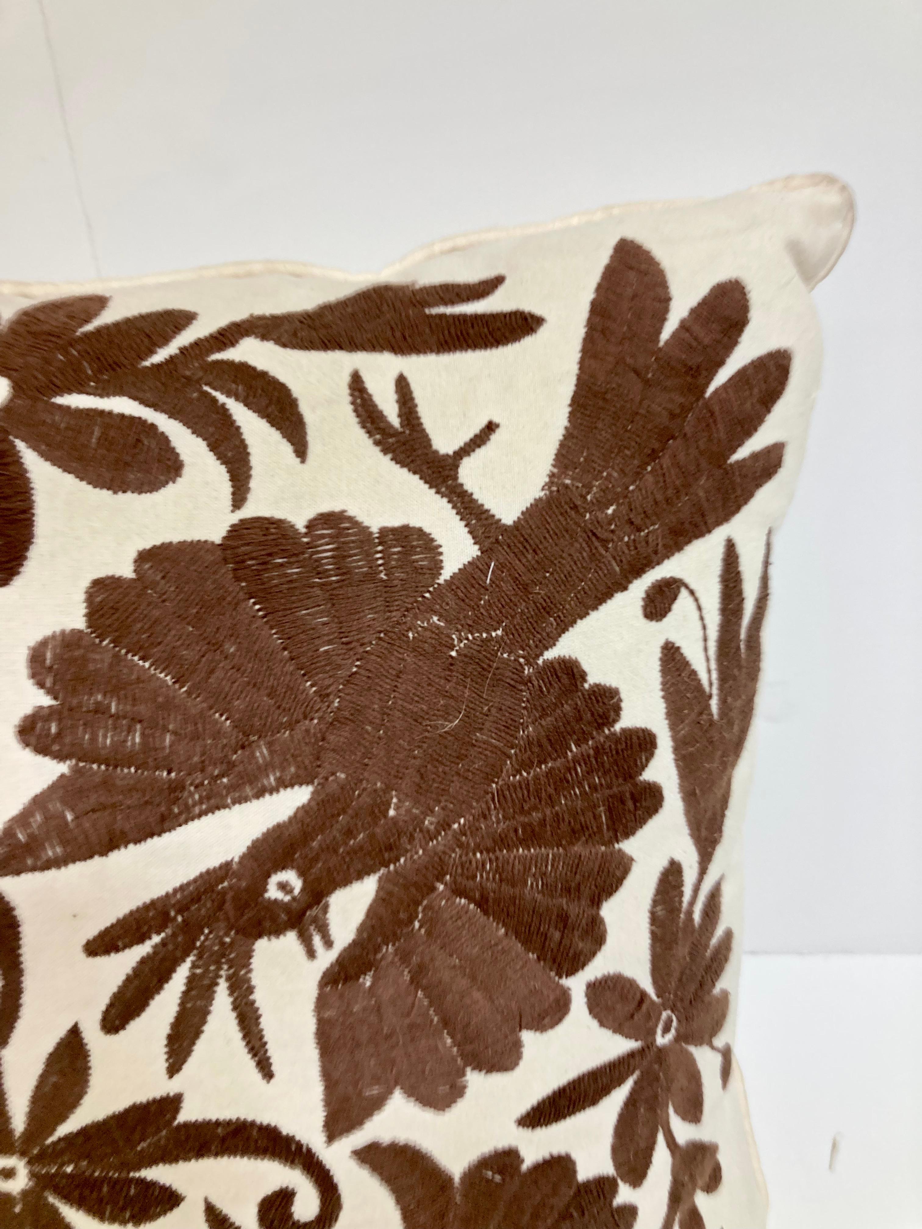 Coussin jetable brodé à la main d'oiseaux marrons en Crewel Work - 2 en vente 2