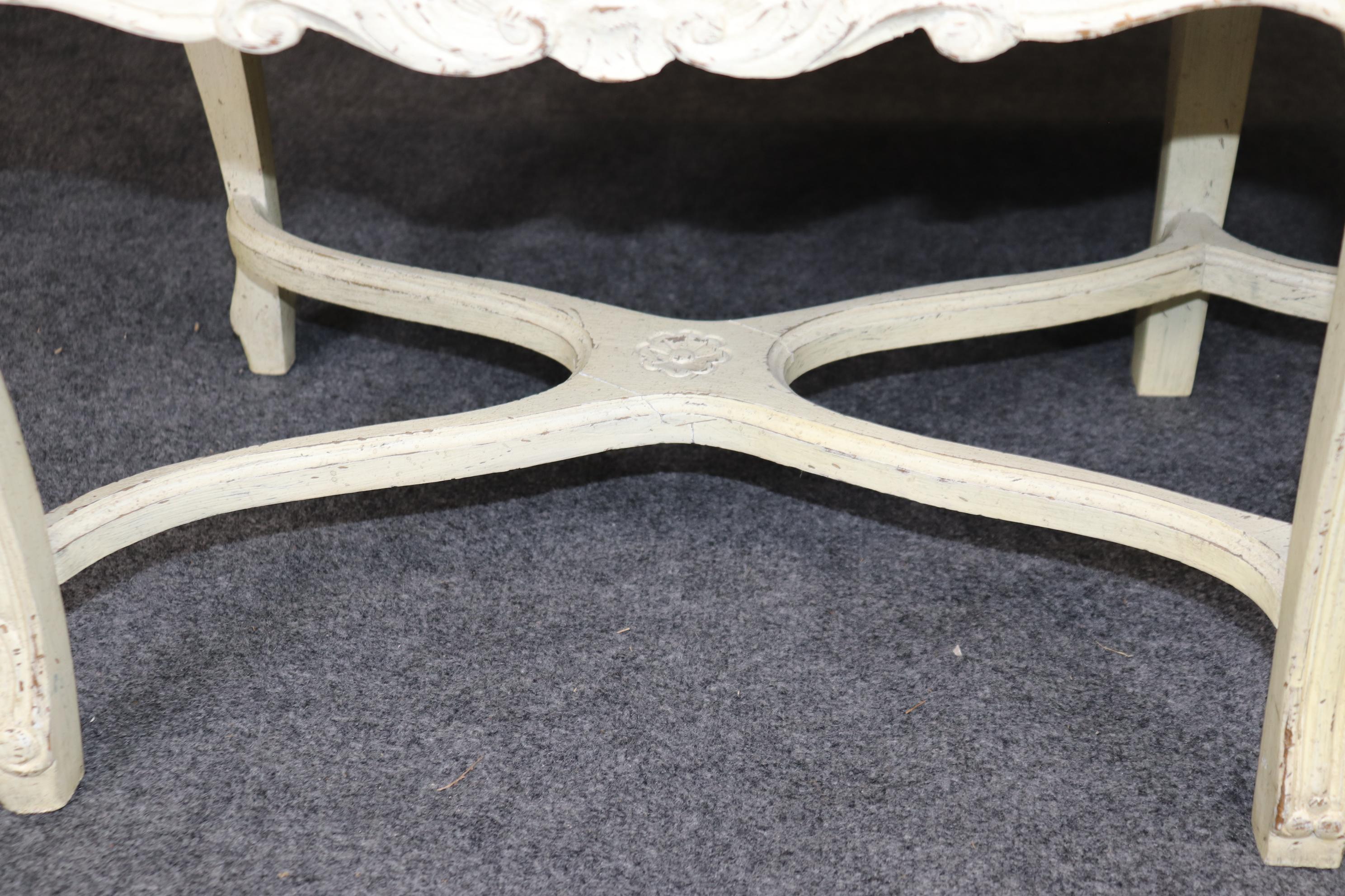 Banc de fenêtre 6 pieds Louis XV décoré d'une peinture à la crème et d'une tapisserie d'ameublement en vente 4