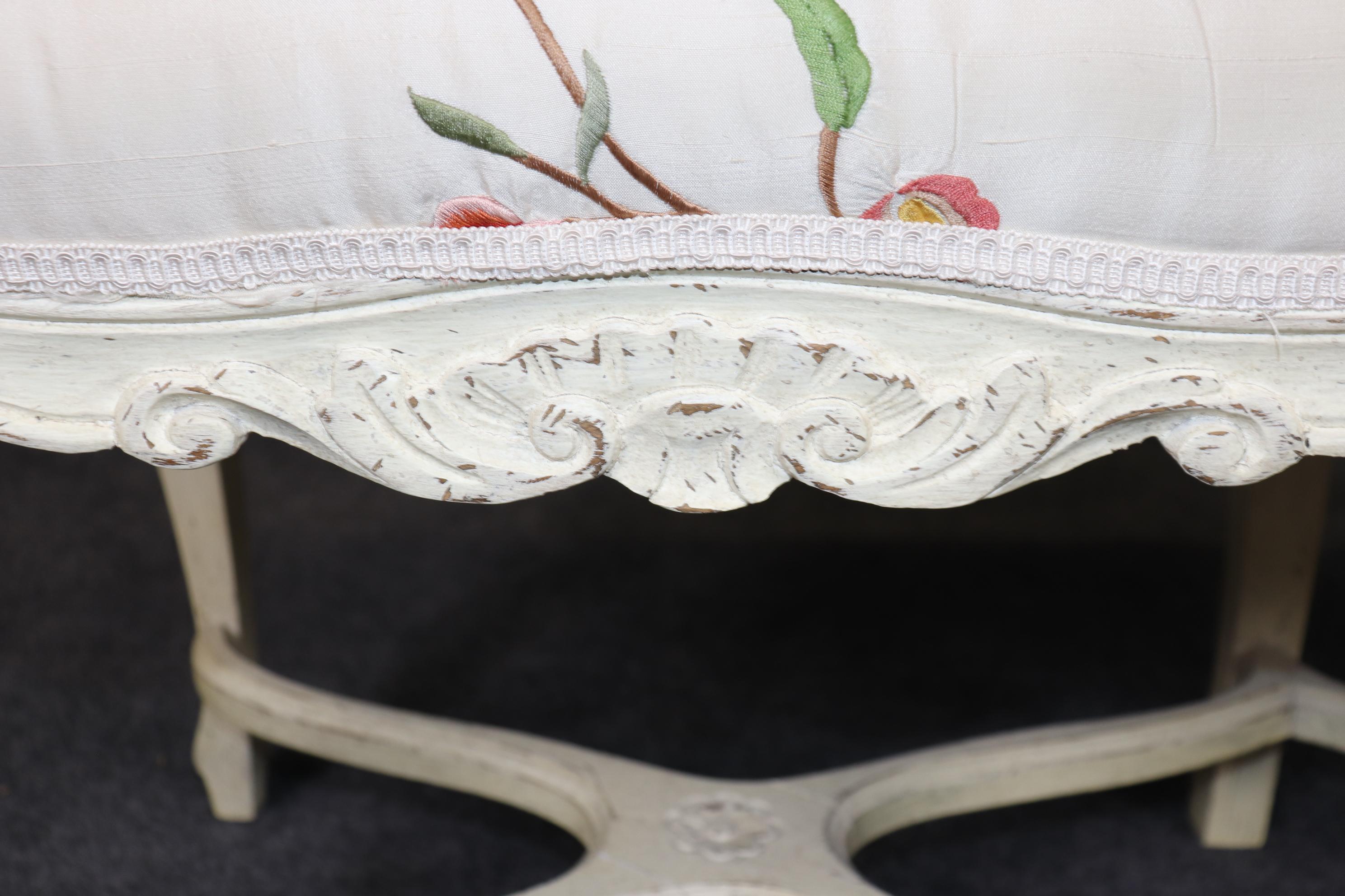 Banc de fenêtre 6 pieds Louis XV décoré d'une peinture à la crème et d'une tapisserie d'ameublement en vente 5