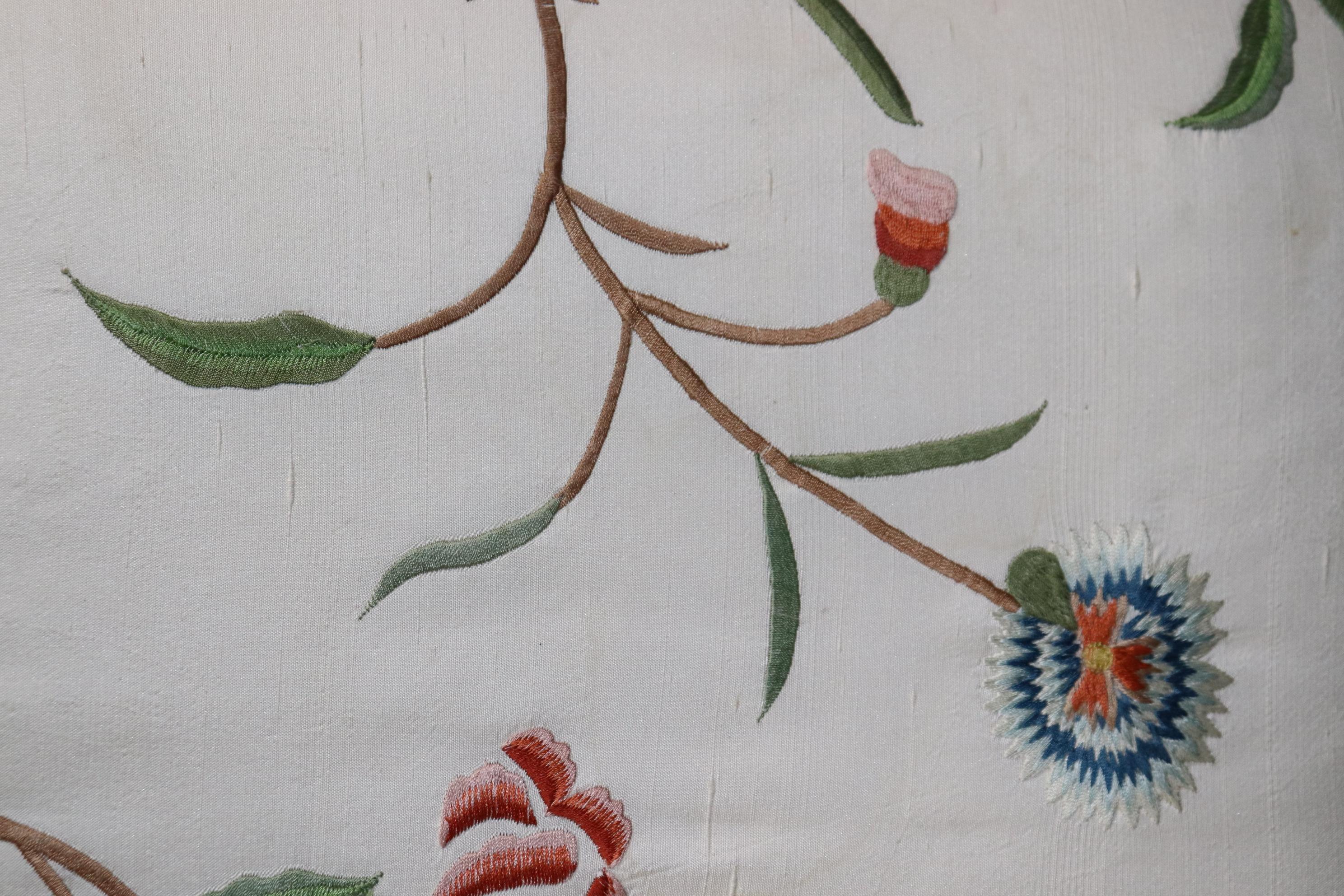 Banc de fenêtre 6 pieds Louis XV décoré d'une peinture à la crème et d'une tapisserie d'ameublement en vente 6