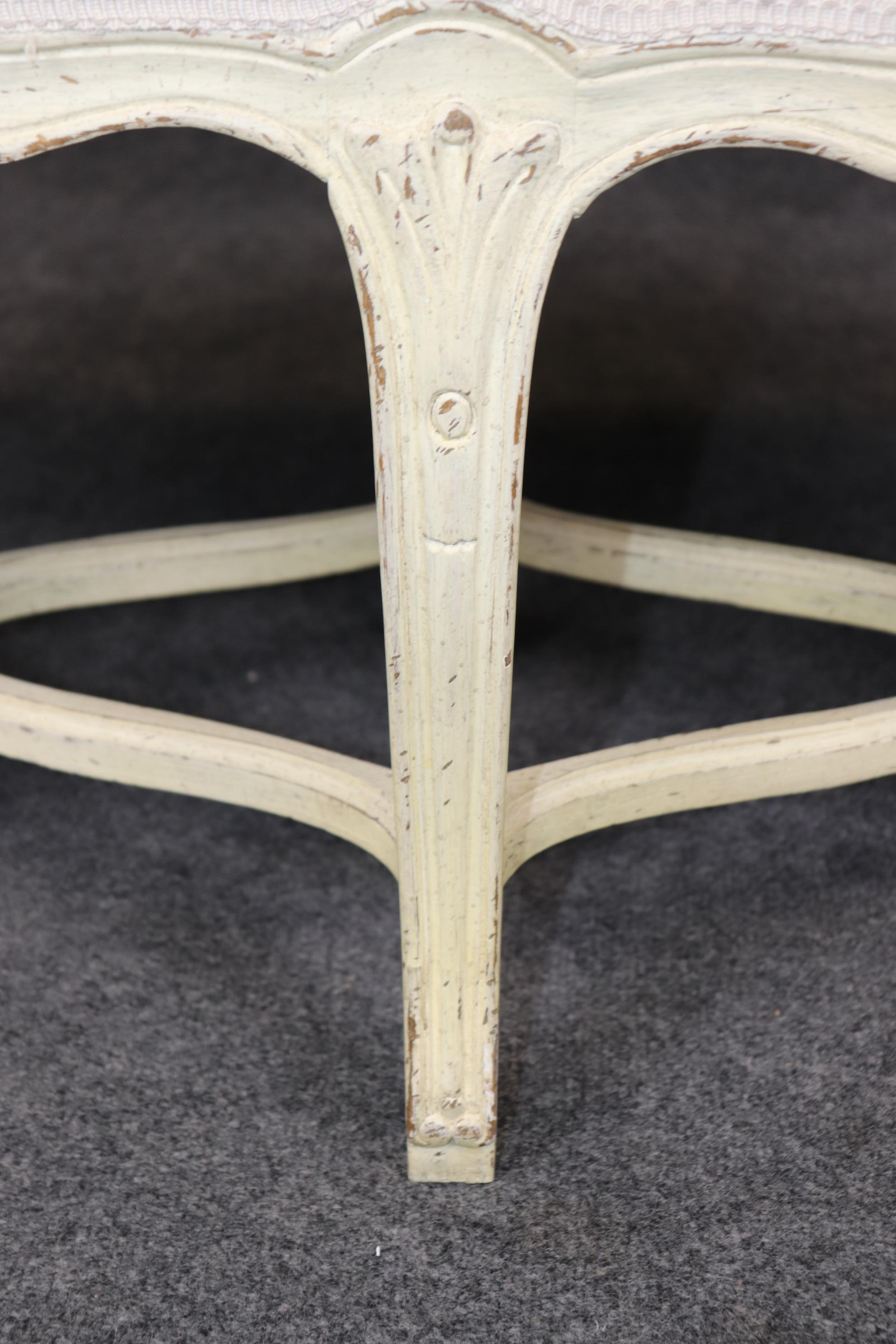 Banc de fenêtre 6 pieds Louis XV décoré d'une peinture à la crème et d'une tapisserie d'ameublement en vente 7