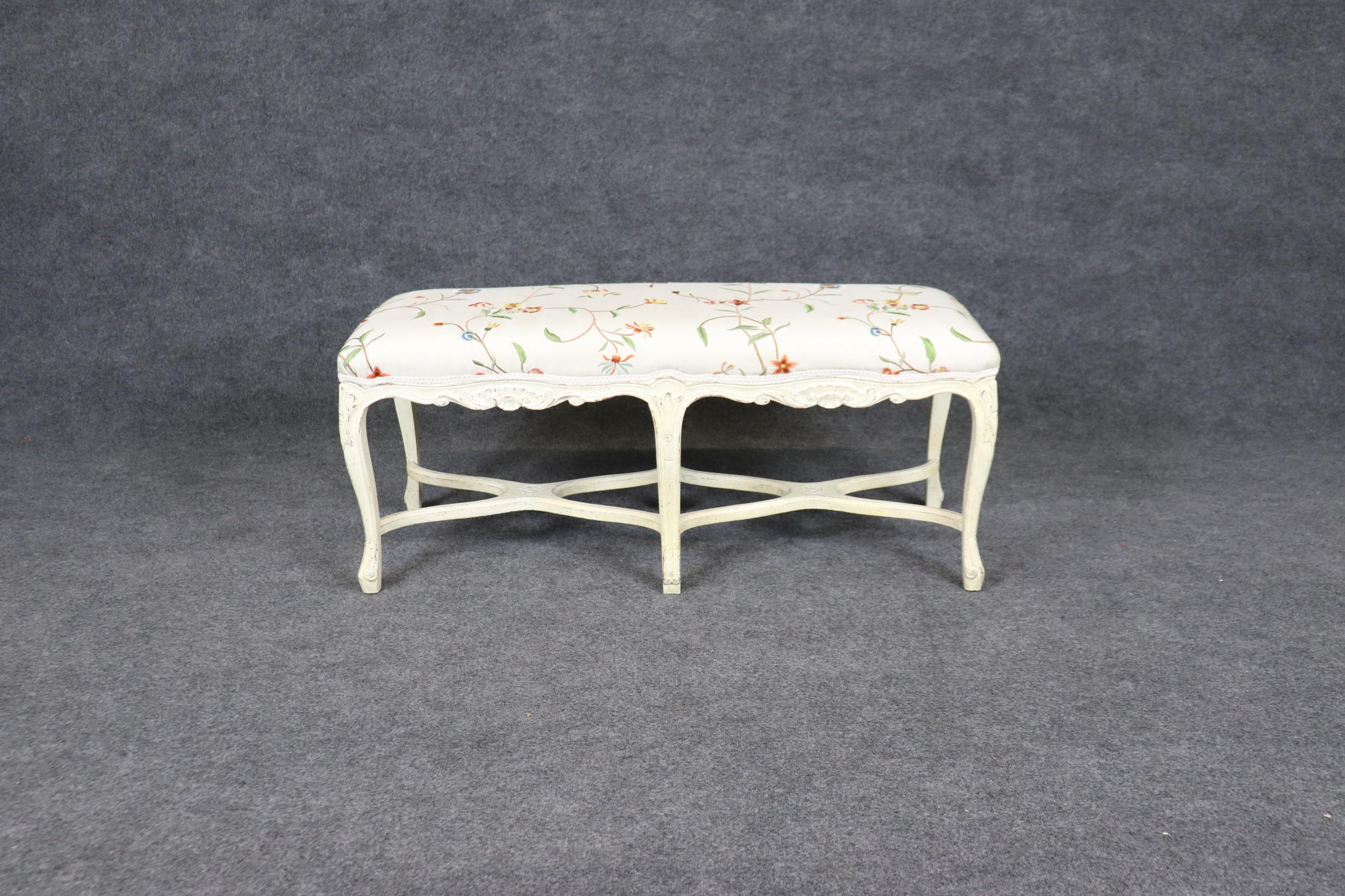 Il s'agit d'un banc de fenêtre tapissé, peint en blanc ou en crème, avec des motifs floraux brodés à la main en crénelage. Le banc est en bon état et possède une tapisserie fantastique qui se marie à merveille avec le cadre peint et sculpté. 

Le