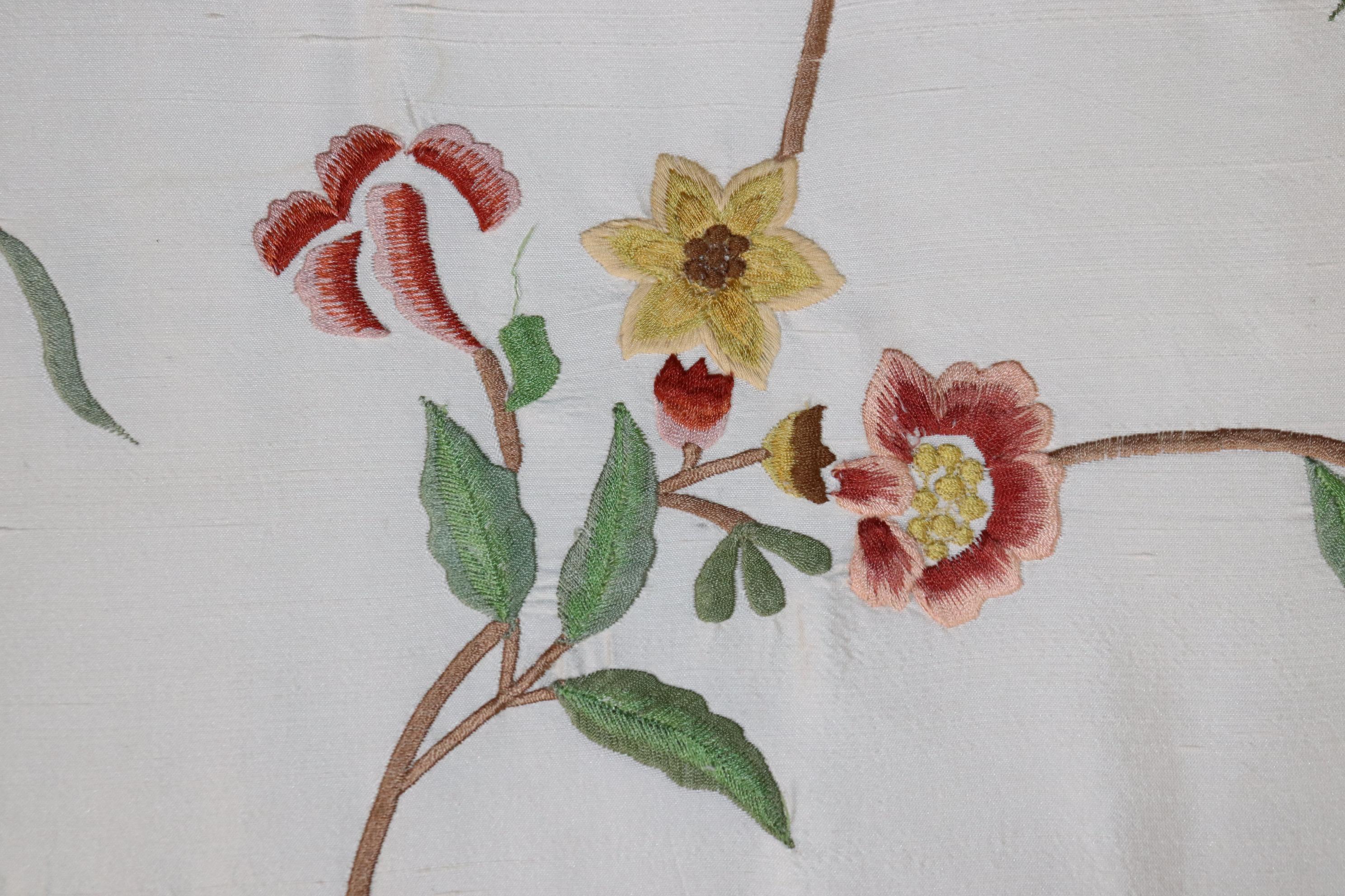 Banc de fenêtre 6 pieds Louis XV décoré d'une peinture à la crème et d'une tapisserie d'ameublement Bon état - En vente à Swedesboro, NJ