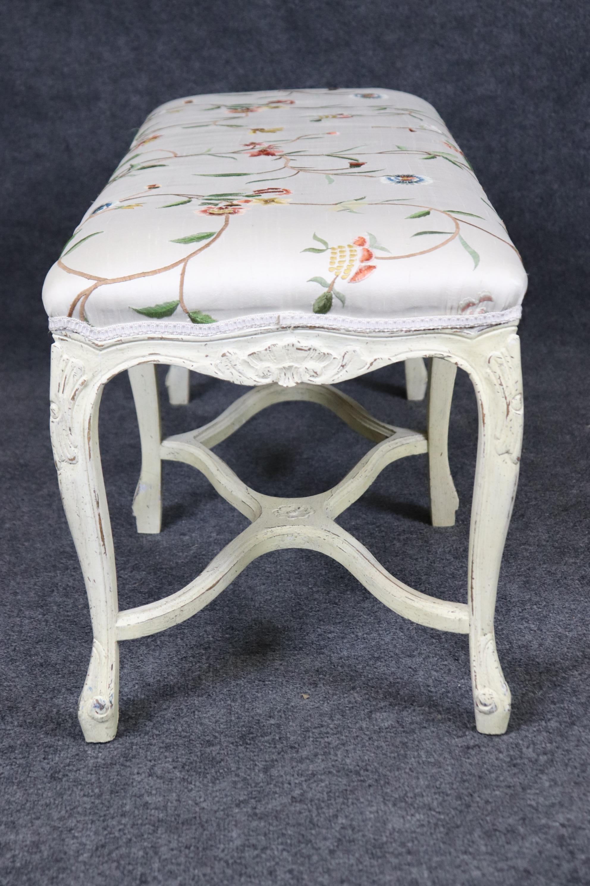 Milieu du XXe siècle Banc de fenêtre 6 pieds Louis XV décoré d'une peinture à la crème et d'une tapisserie d'ameublement en vente