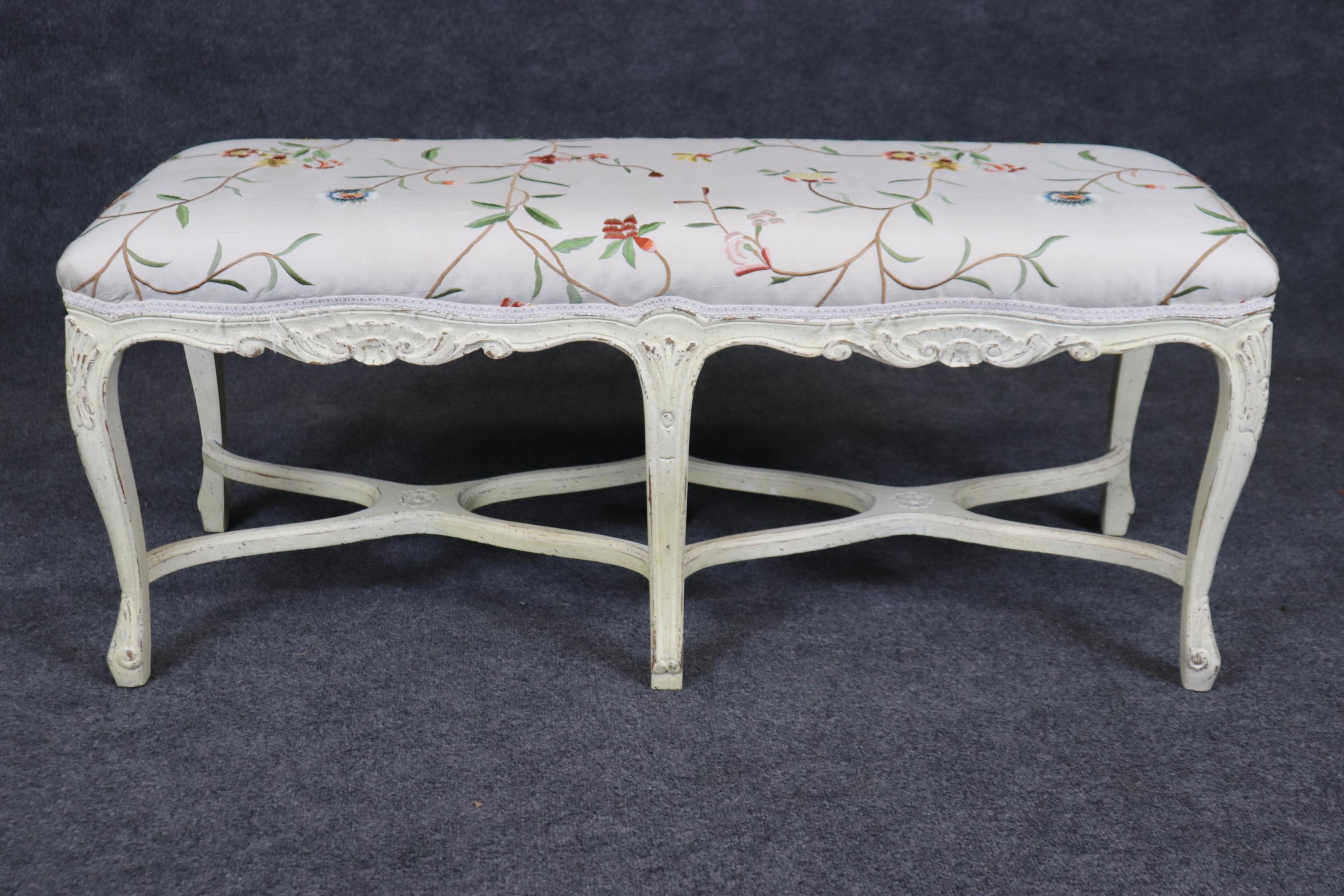 Noyer Banc de fenêtre 6 pieds Louis XV décoré d'une peinture à la crème et d'une tapisserie d'ameublement en vente