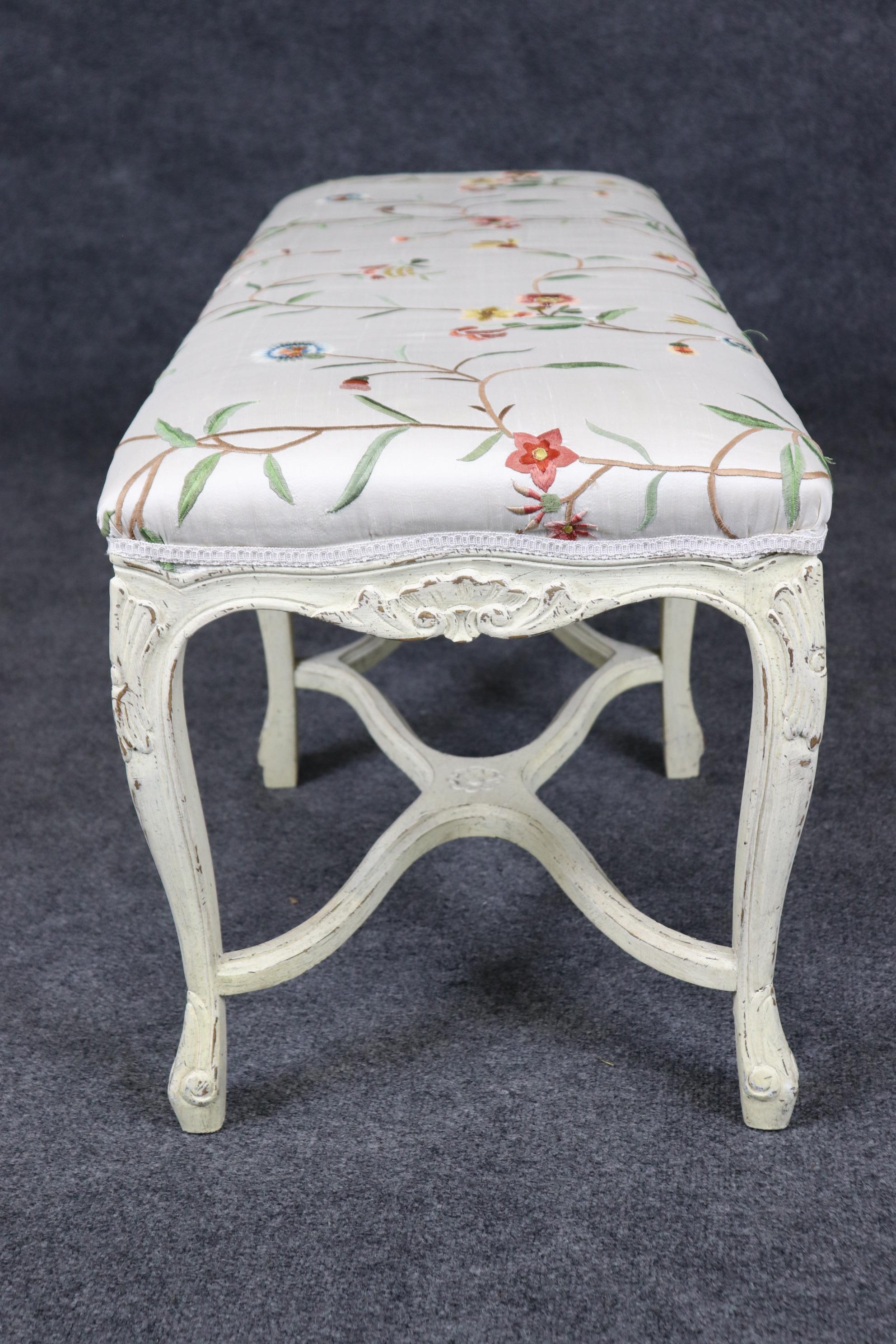Banc de fenêtre 6 pieds Louis XV décoré d'une peinture à la crème et d'une tapisserie d'ameublement en vente 1