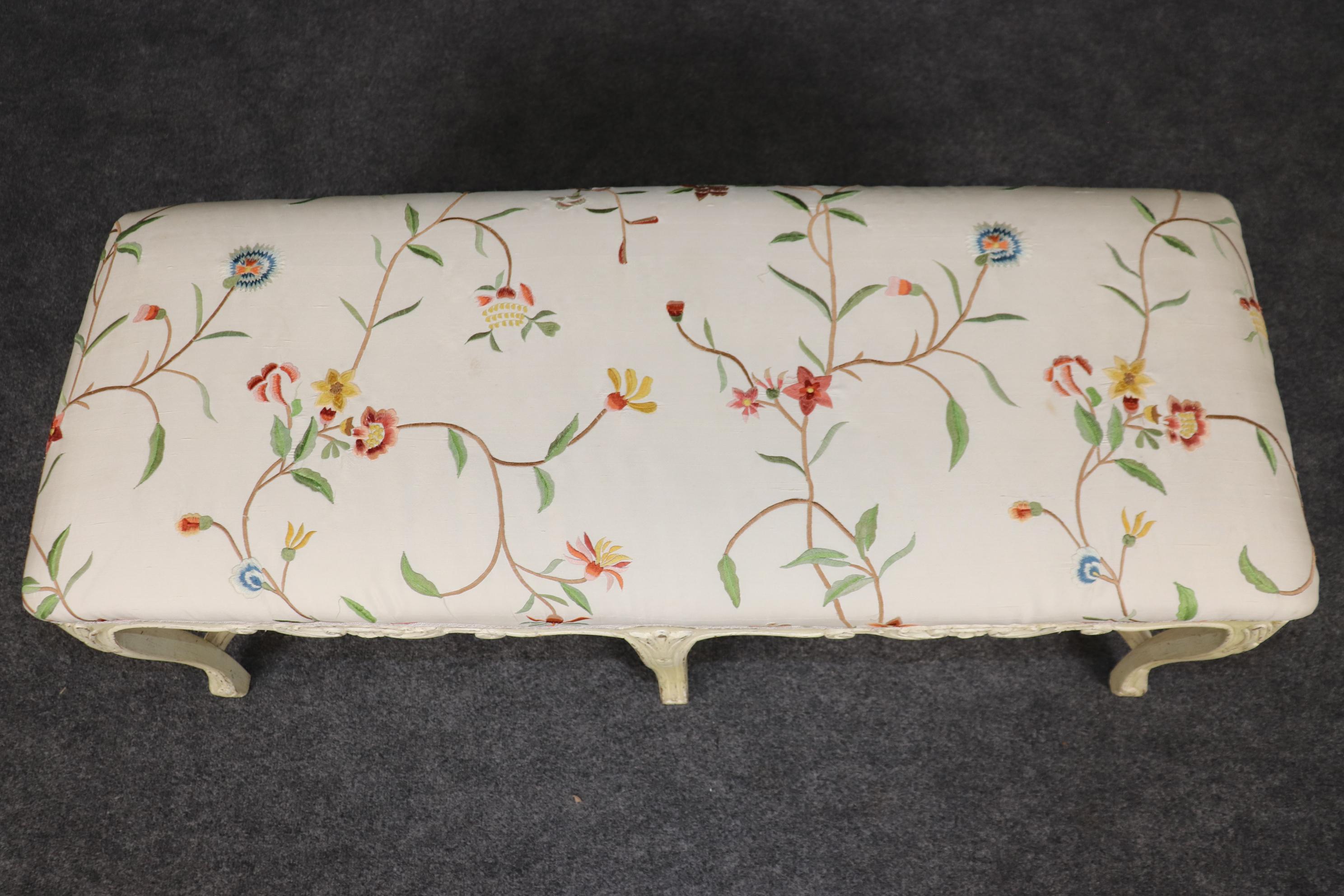 Banc de fenêtre 6 pieds Louis XV décoré d'une peinture à la crème et d'une tapisserie d'ameublement en vente 2
