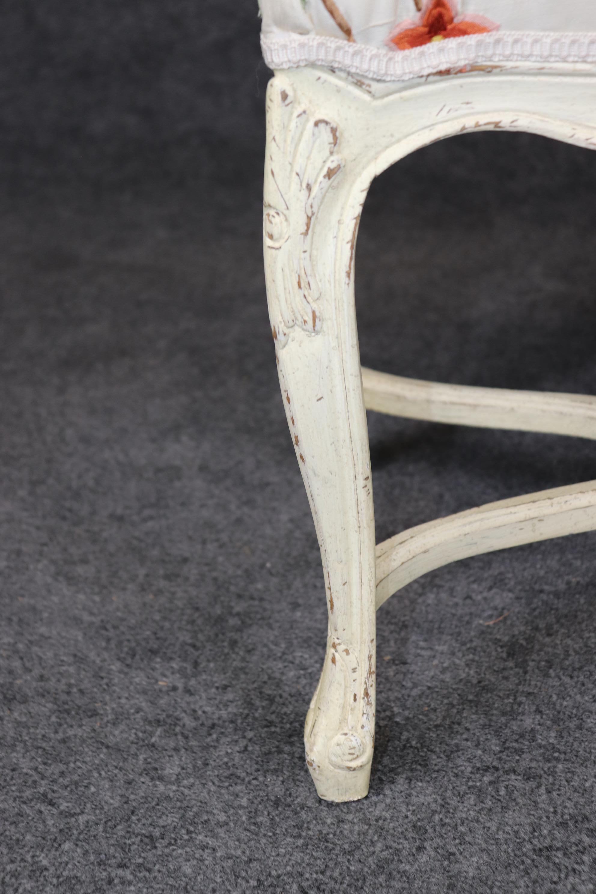 Banc de fenêtre 6 pieds Louis XV décoré d'une peinture à la crème et d'une tapisserie d'ameublement en vente 3