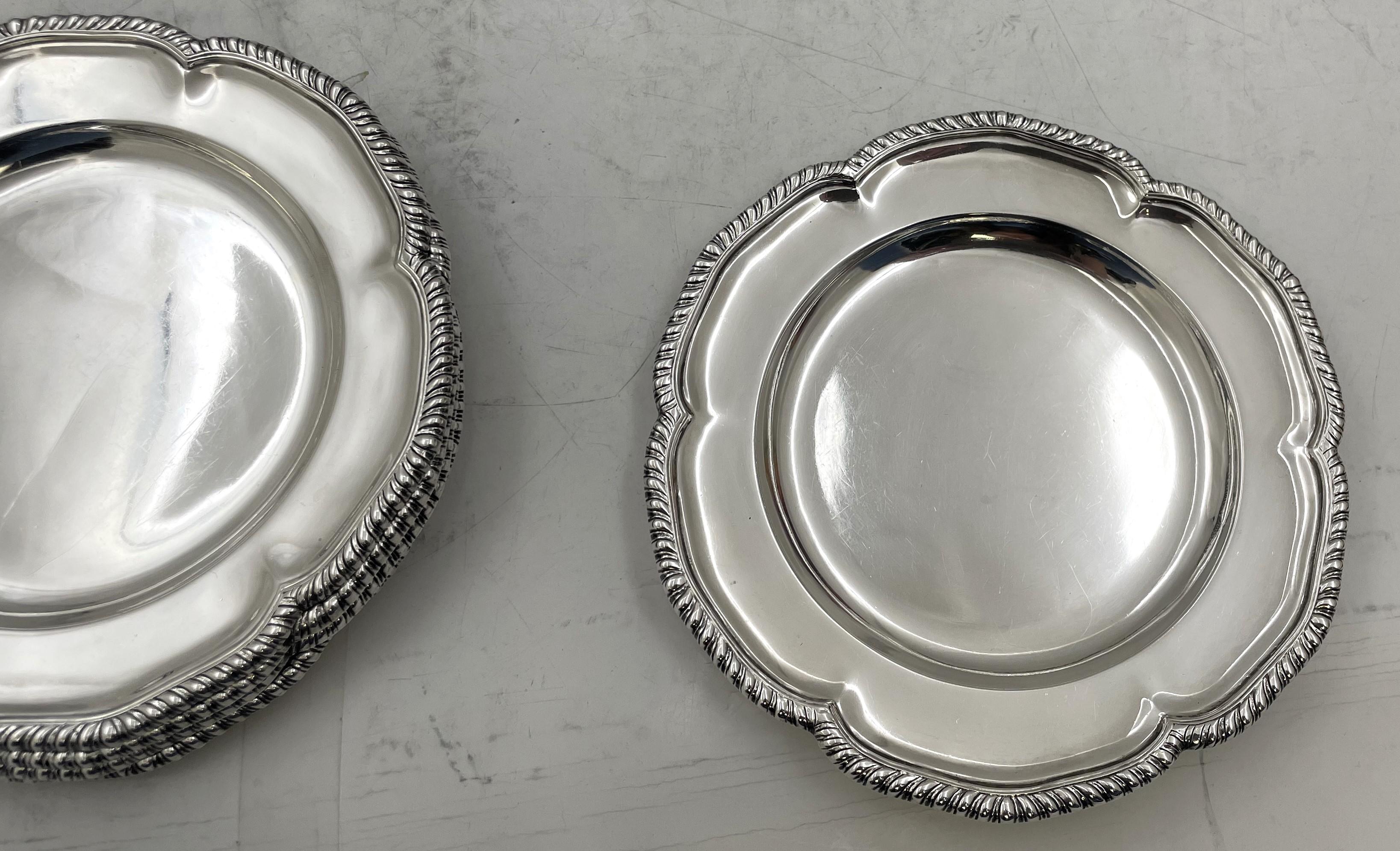 Crichton & Co. Vajilla de Plata de Ley de 14 Piezas Posavasos, Platos, Cargadores en Bueno Estado en New York, NY