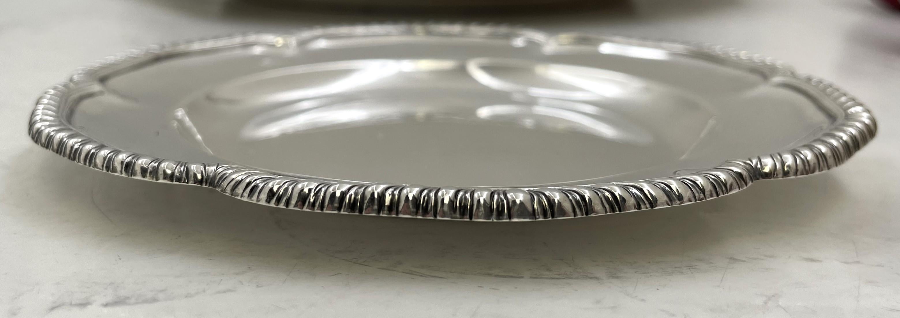 Crichton & Co. Vajilla de Plata de Ley de 14 Piezas Posavasos, Platos, Cargadores siglo XX