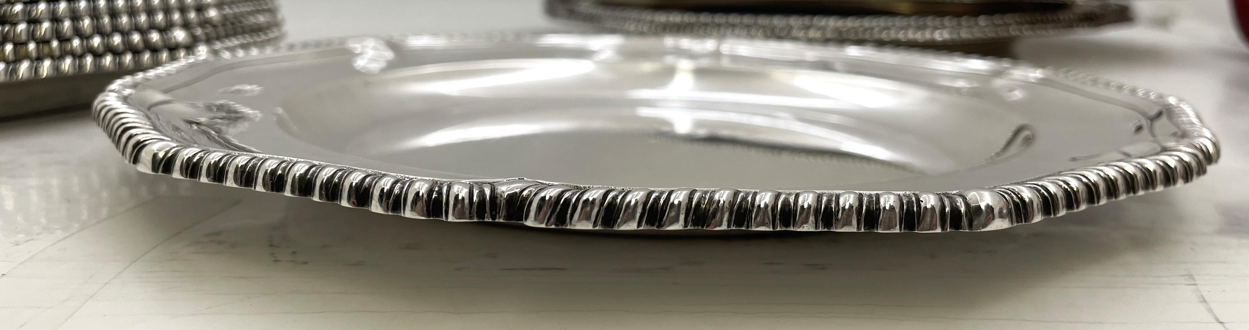 Crichton & Co. Vajilla de Plata de Ley de 14 Piezas Posavasos, Platos, Cargadores 3