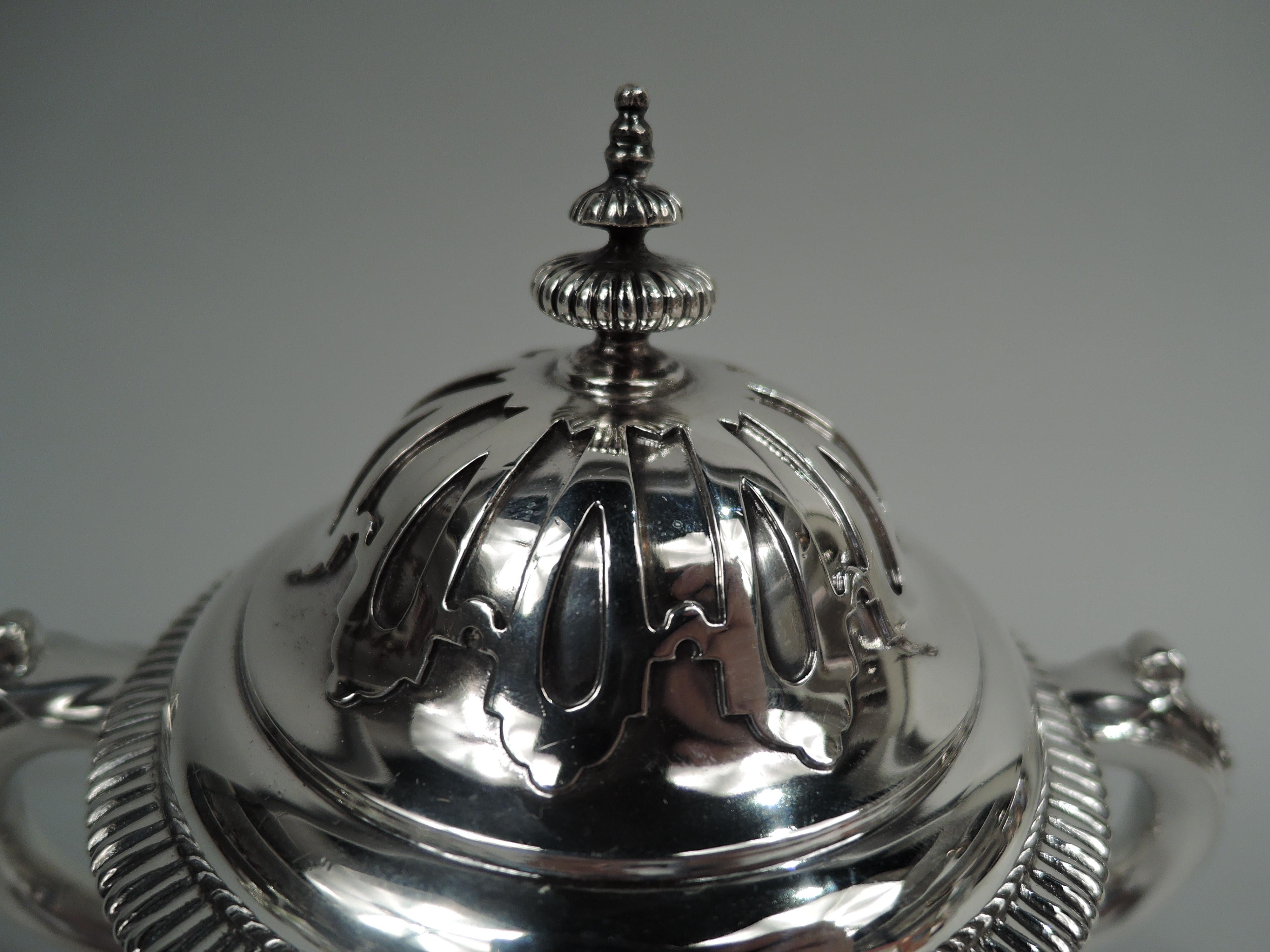 Englische neoklassizistische Britannia-Urne mit Silberüberzug von Crichton, 1930 (Neoklassisches Revival) im Angebot