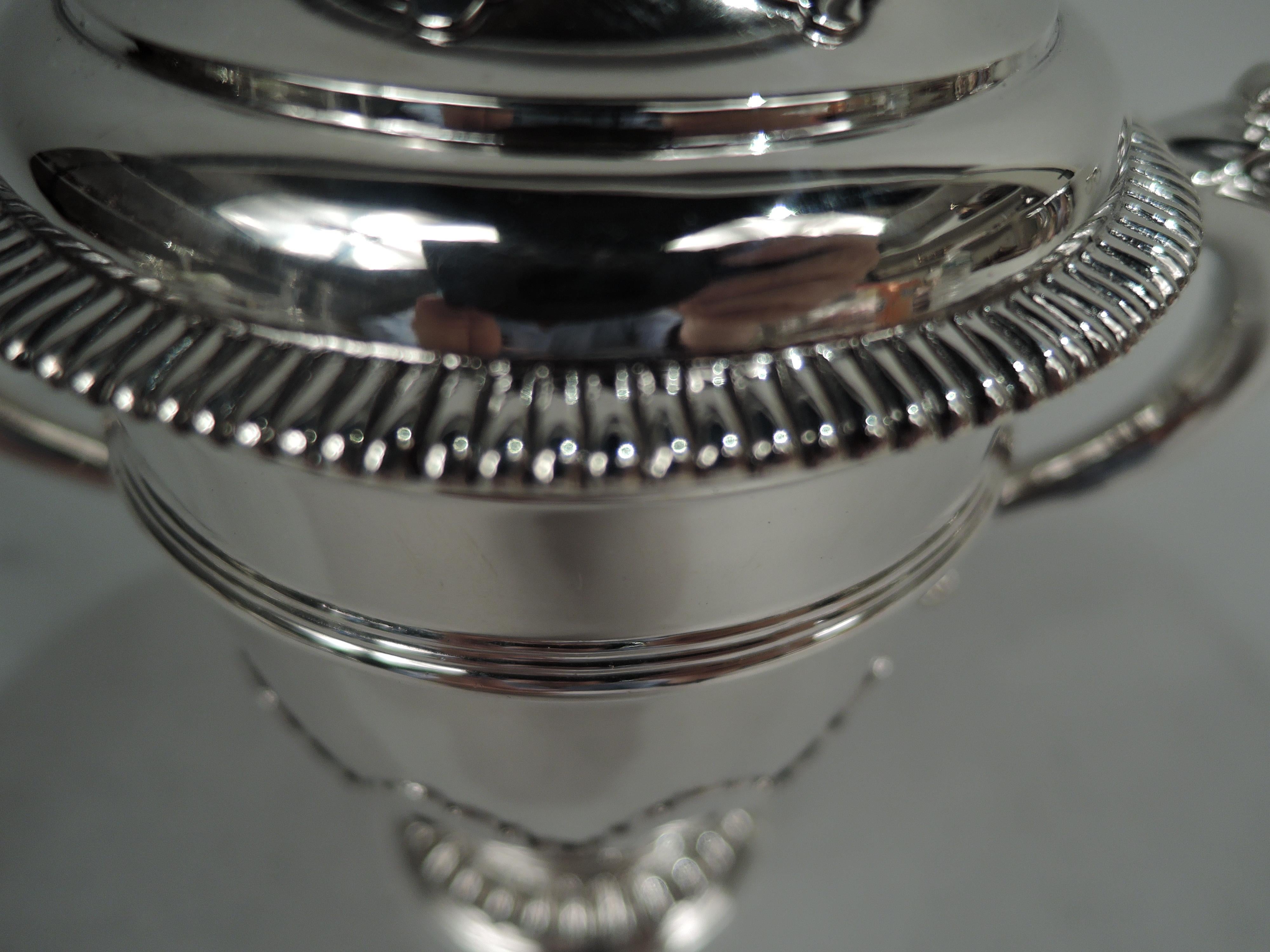 Inglese Urna inglese neoclassica Crichton Britannia ricoperta d'argento, 1930 in vendita