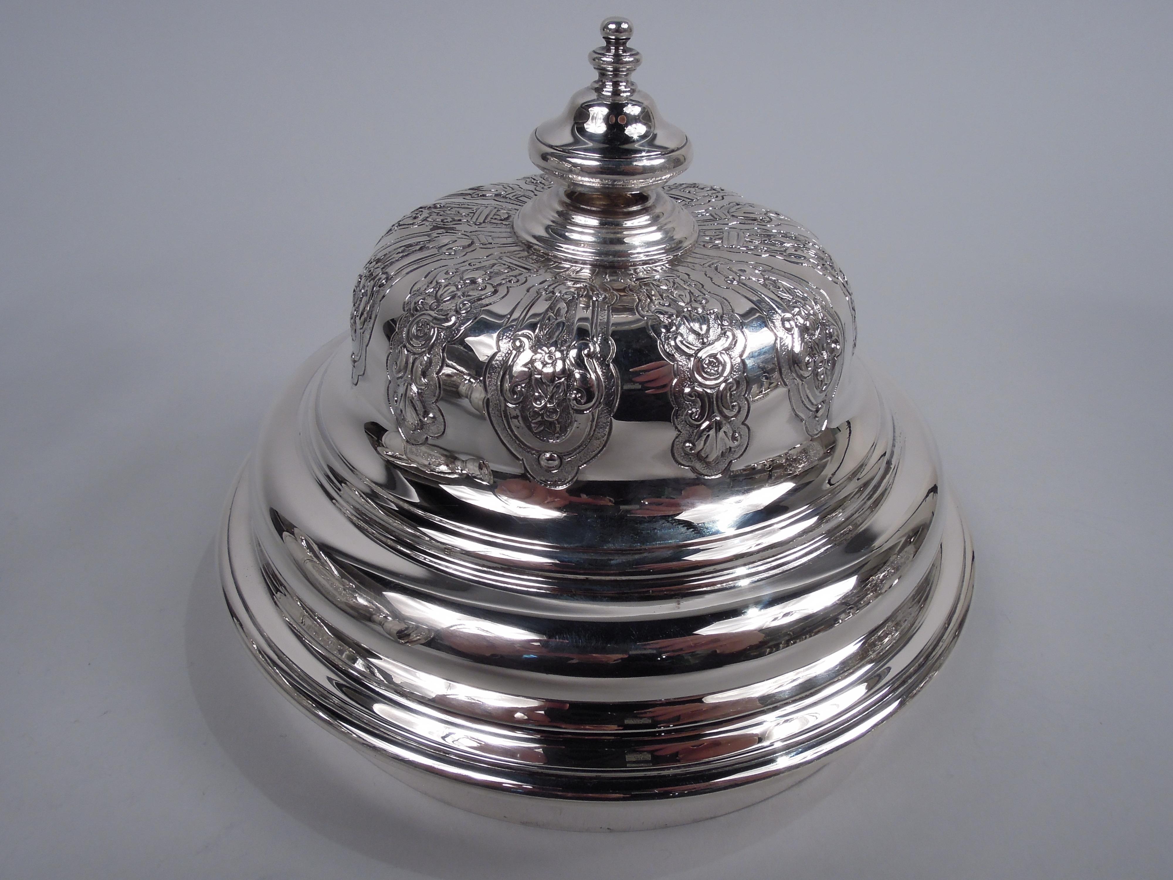 Early 20th Century Crichton English Neoclassical Sterling Silver Covered Urn 1916 For Sale