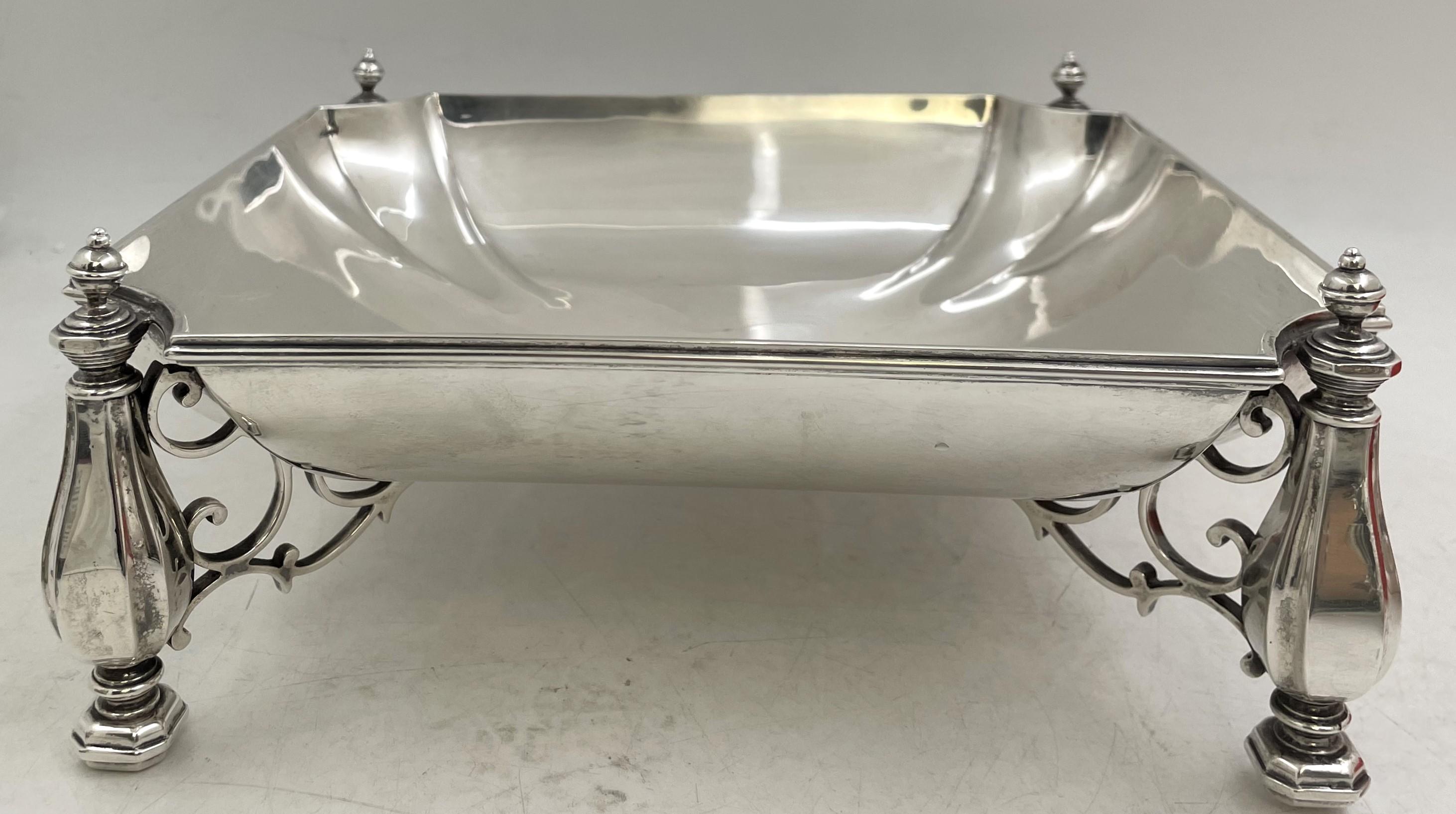 Crichton, englische Schale mit Fuß aus Sterlingsilber, auf 4 Beinen, im Art Déco-Stil und in elegantem, geometrischem Design, hergestellt 1923 in London. Sie misst 10 1/8'' mal 10 1/8'' mal 4 1/4'' in der Höhe, wiegt 47,3 Feinunzen und trägt die