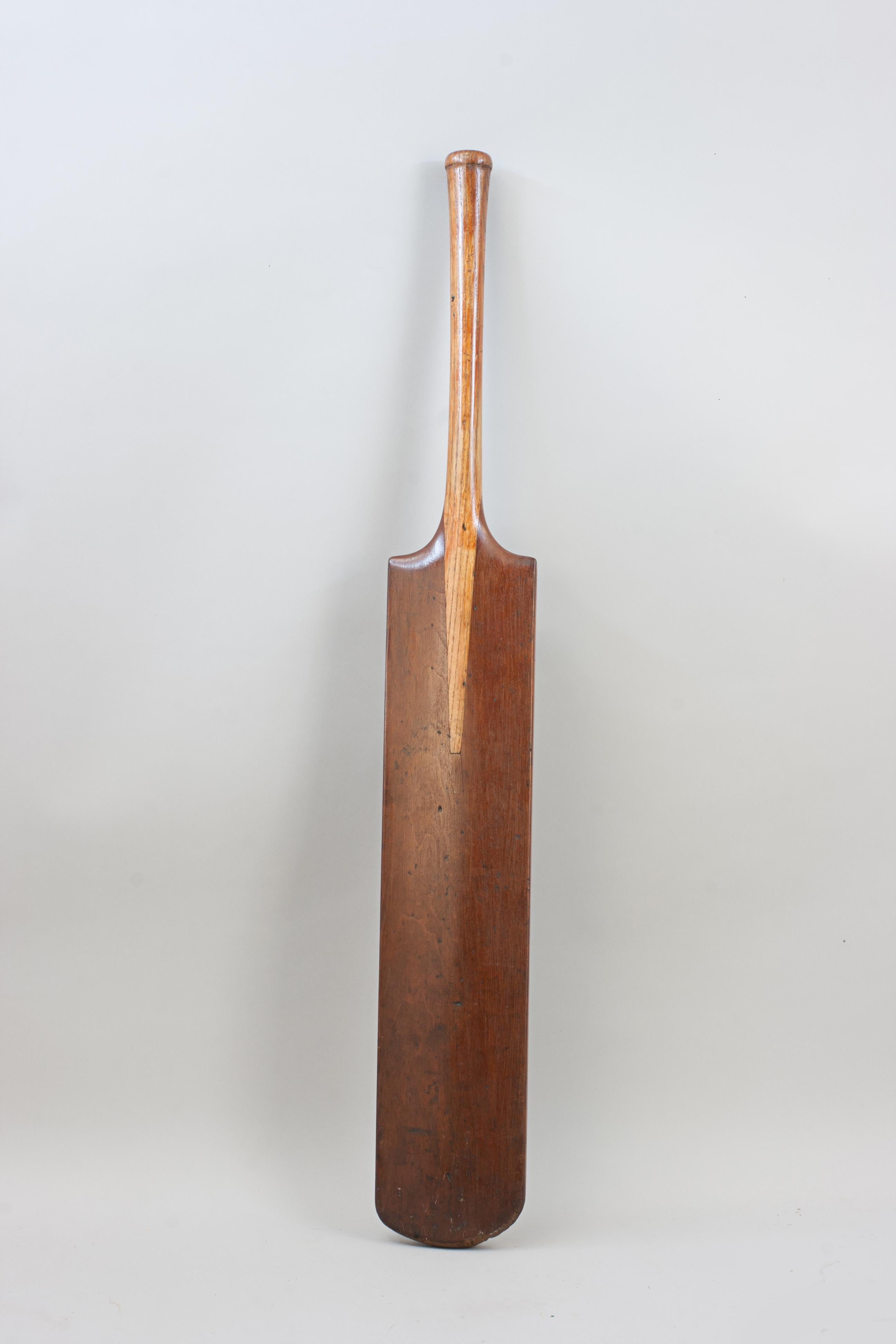 Mazza da cricket antica in legno duro.
Un'insolita e bellissima mazza da cricket realizzata con lama in legno duro e manico in frassino. La lama ha un profilo curvo davanti e dietro e grandi spalle ricurve. Si tratta di un pezzo ideale da presentare