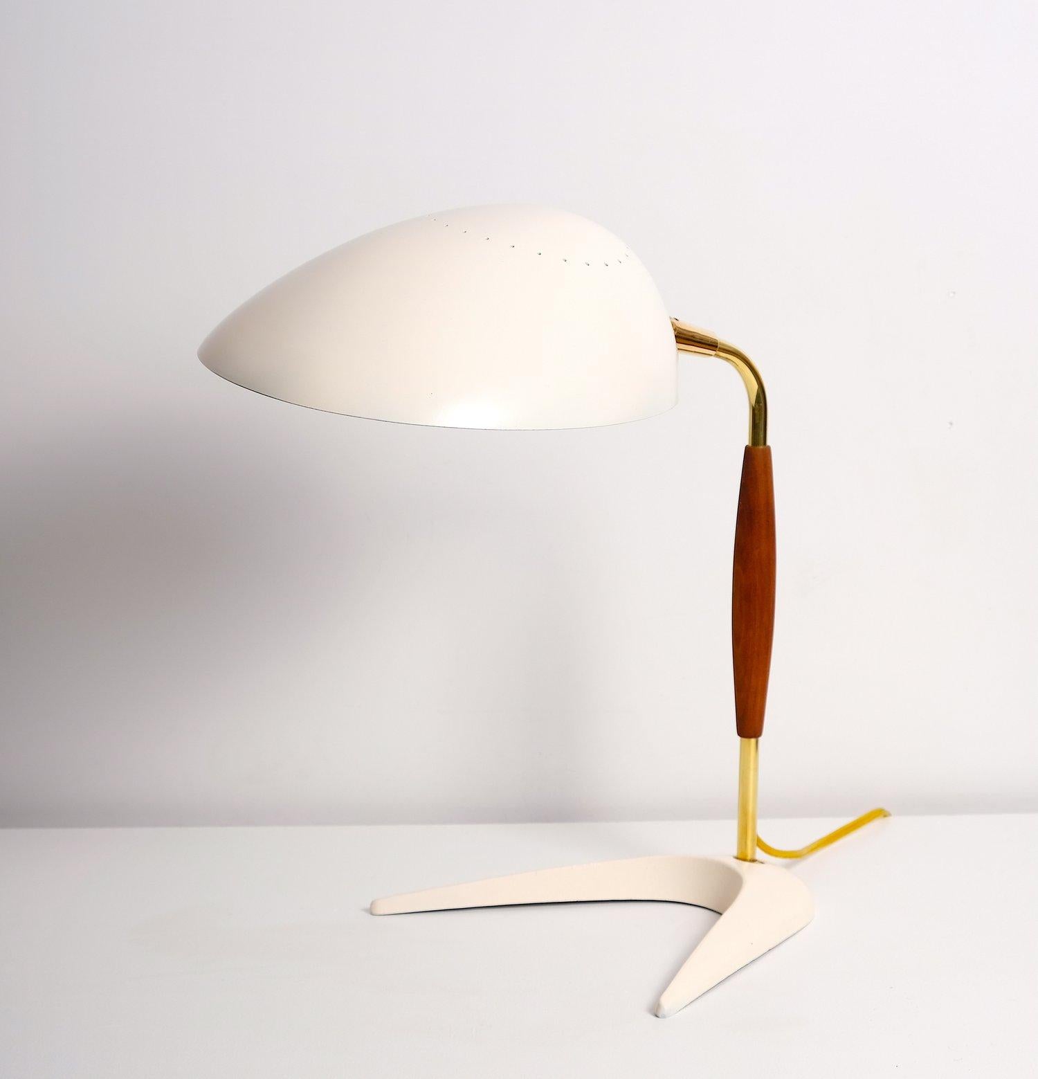 Iconic 1950’s Cricket desk lamp designed by Gerald Thurston for Lightolier 1x 40 watt E-26 Edison medium base incandescent bulb recommended or higher if LED/CFL.

Excellent condition.  Original plastic diffuser included. Minor tarnish, dings,