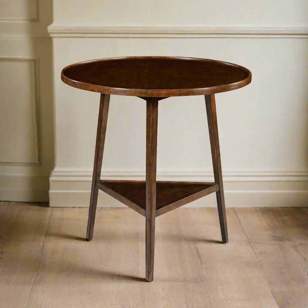 Questo grazioso pezzo è caratterizzato da un piano rotondo, ideale per esporre i tuoi oggetti preferiti o per contenere una tazza di tè.

Il ripiano a forma di triangolo, ornato da una galleria in legno, aggiunge funzionalità e un tocco di stile