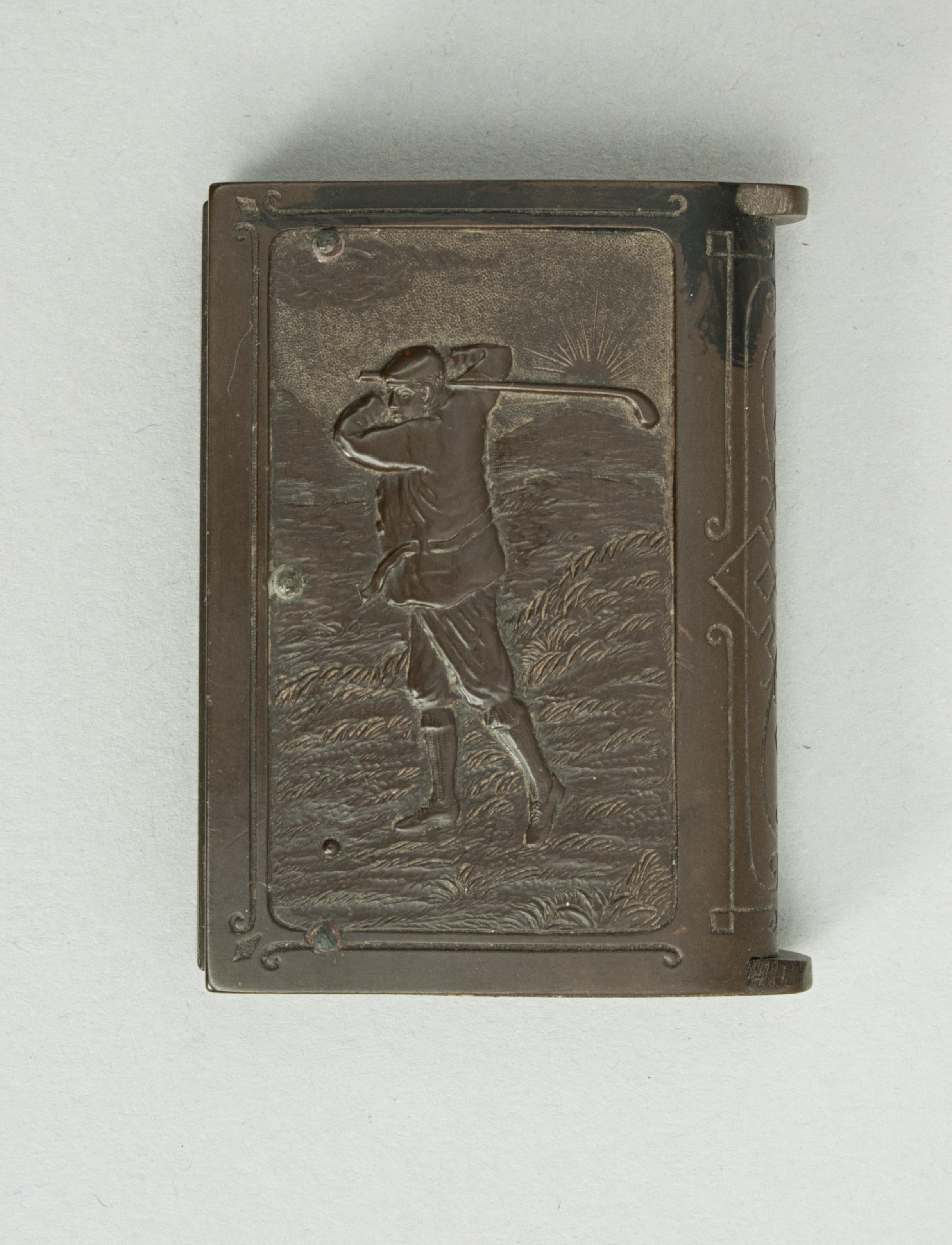 Rare étui Vesta en bakélite pour le golf et le cricket.
Un rare étui à vesta victorien, coffre-fort d'allumettes avec percuteur. L'étui a été fabriqué dans le style d'un livre avec des scènes de golf et de cricket en relief sur les couvertures. Il