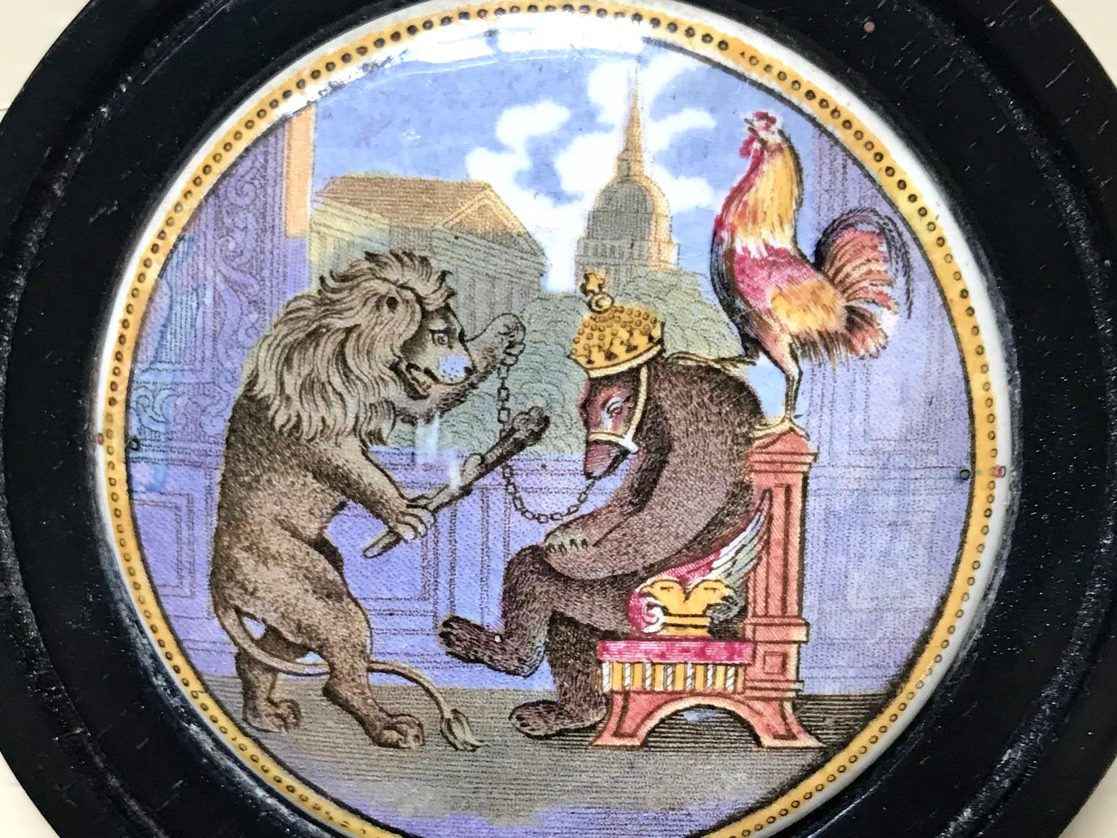 Couvercle décoratif prattware commémoratif de la guerre de Crimée. Couvercle décoratif Prattware du début du siècle dans un cadre original ébénisé avec une rare commémoration de la guerre de Crimée avec un lion britannique et un coq français gardant