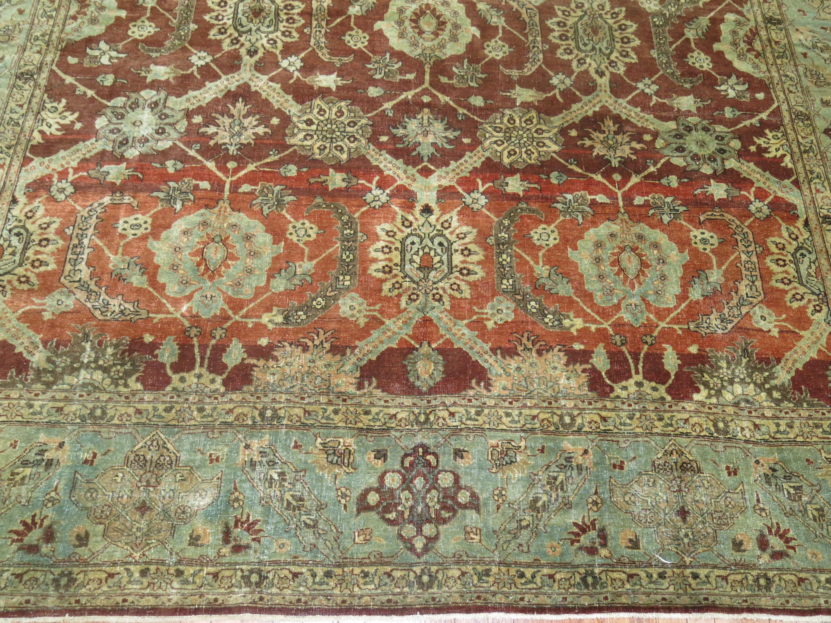 Authentischer zimmergroßer persischer Täbriz-Teppich.

Ein antiker Täbris kann aus Baumwolle oder Seide bestehen und als Florteppich oder Flachgewebe gewebt sein. Eine raffinierte Farbpalette mit Kupfer-, Terrakotta- und Elfenbeintönen, Blautönen