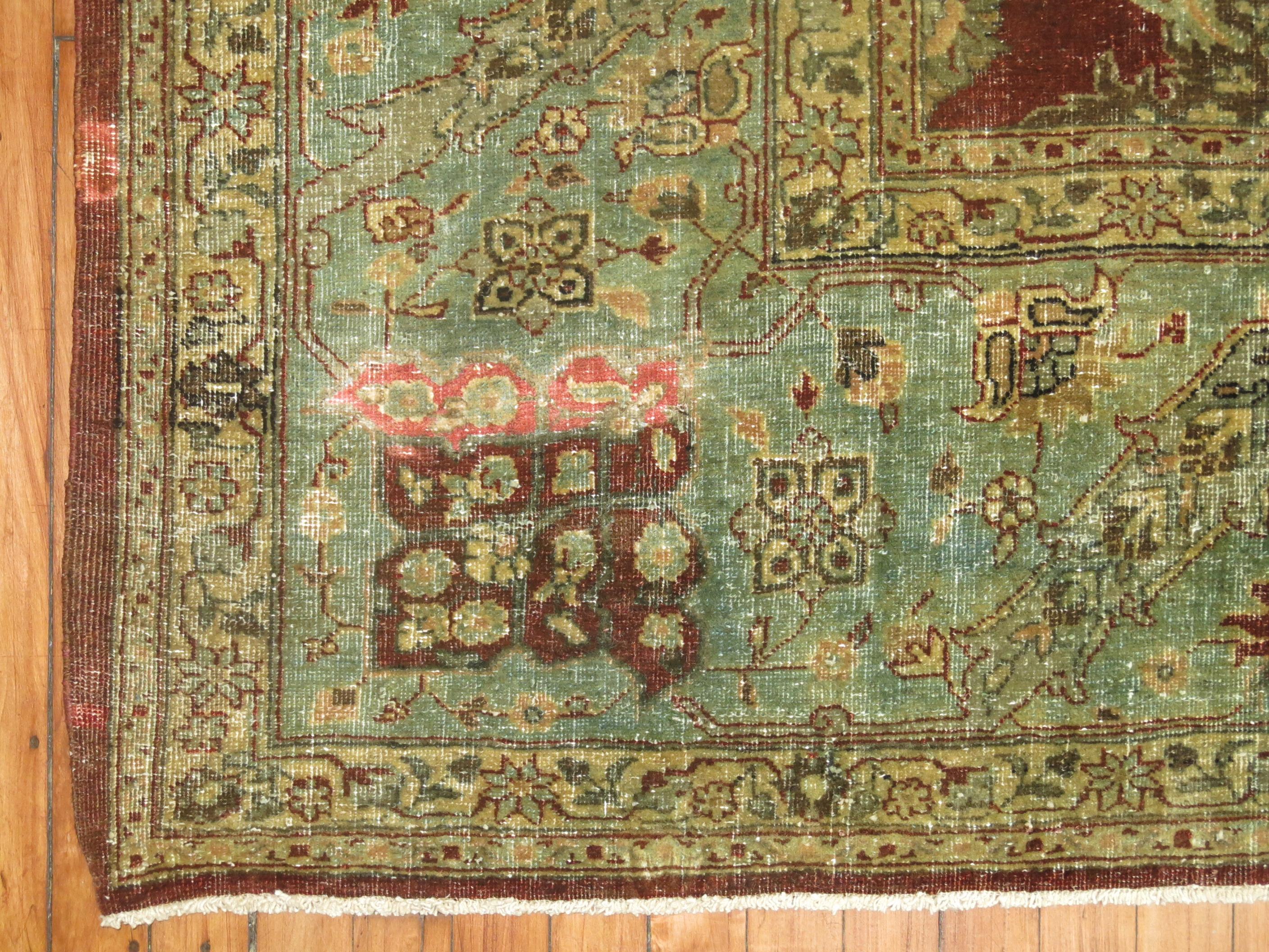 Antiker persischer Täbriz-Teppich in Zimmergröße von Crimson im Zustand „Relativ gut“ im Angebot in New York, NY