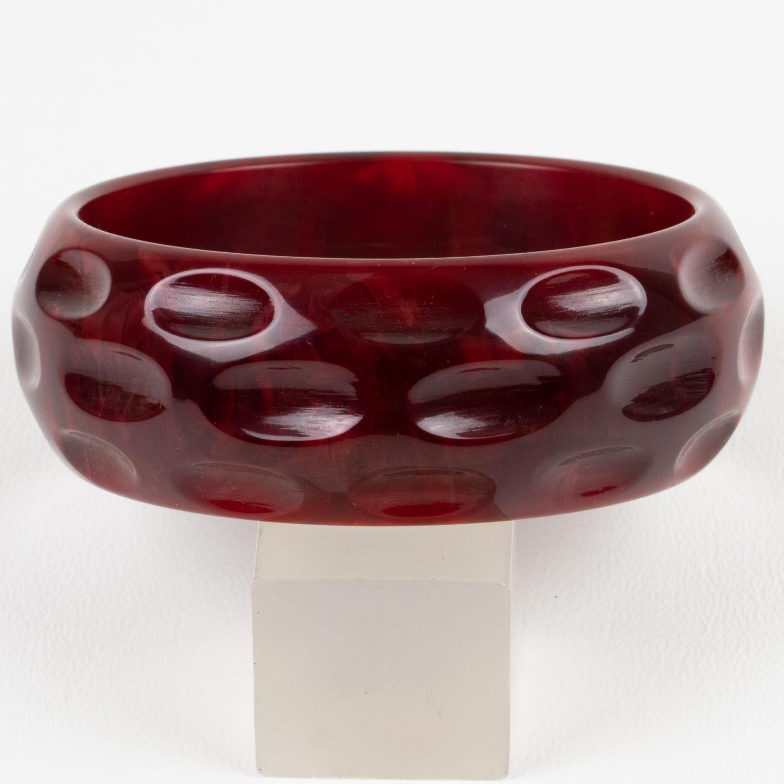 Crimson Bakelite Bracelet Bangle with Carving Art Decó en venta