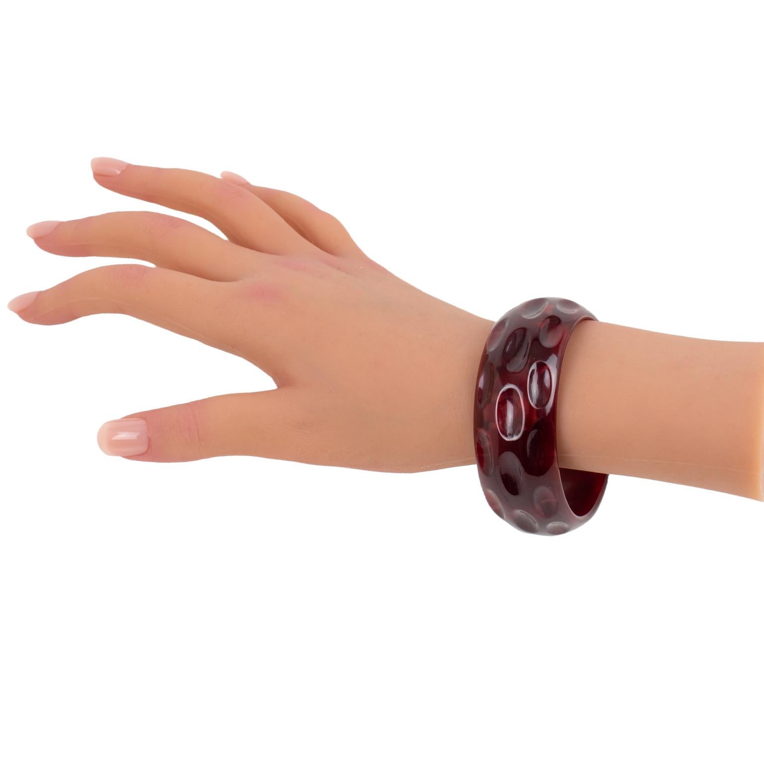 Crimson Bakelite Bracelet Bangle with Carving en Excelente estado para la venta en Atlanta, GA