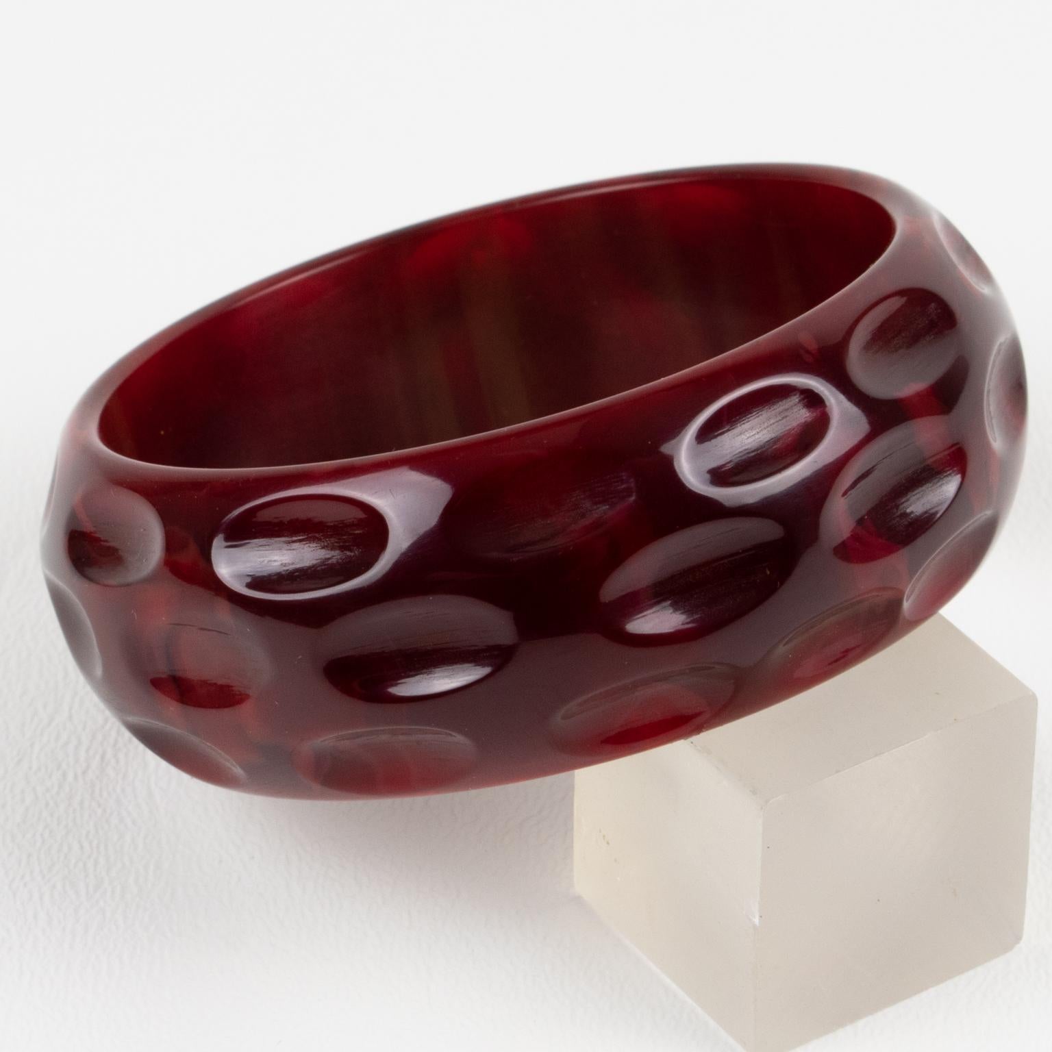 Femenino o masculino Crimson Bakelite Bracelet Bangle with Carving en venta