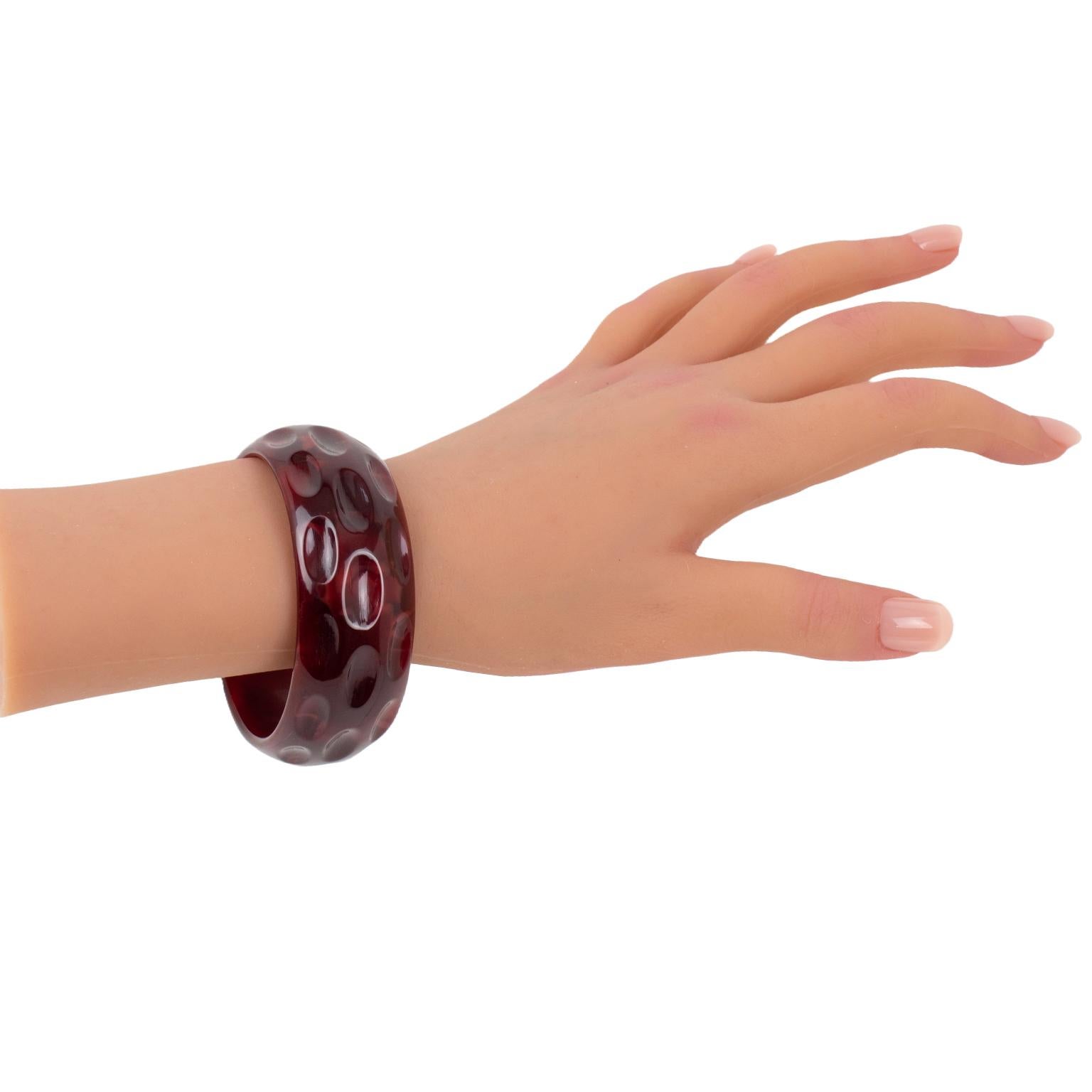 Crimson Bakelite Bracelet Bangle with Carving en venta 2