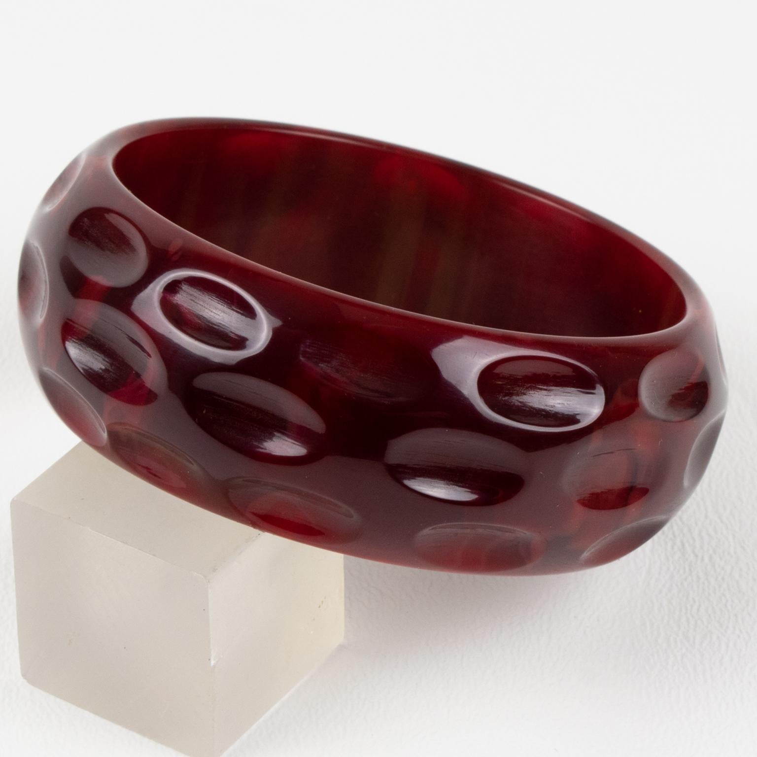 Crimson Bakelite Bracelet Bangle with Carving en venta 3