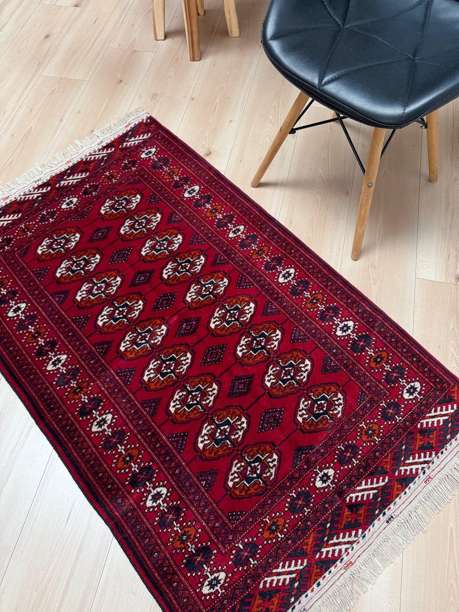 Noué à la main Rouge cramoisi Boukhara • Tapis turkmène fait main (2'8