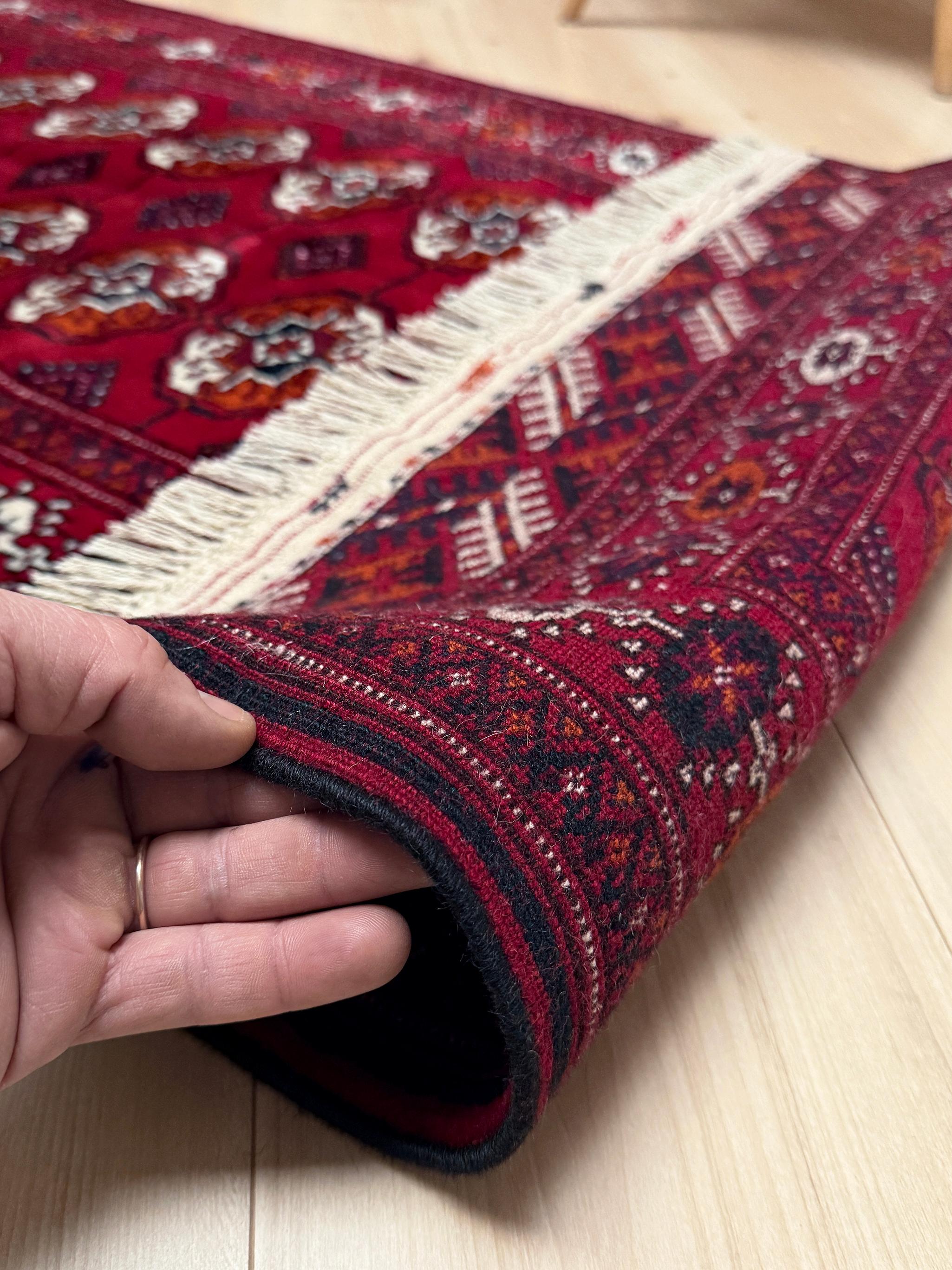 XXIe siècle et contemporain Rouge cramoisi Boukhara • Tapis turkmène fait main (2'8